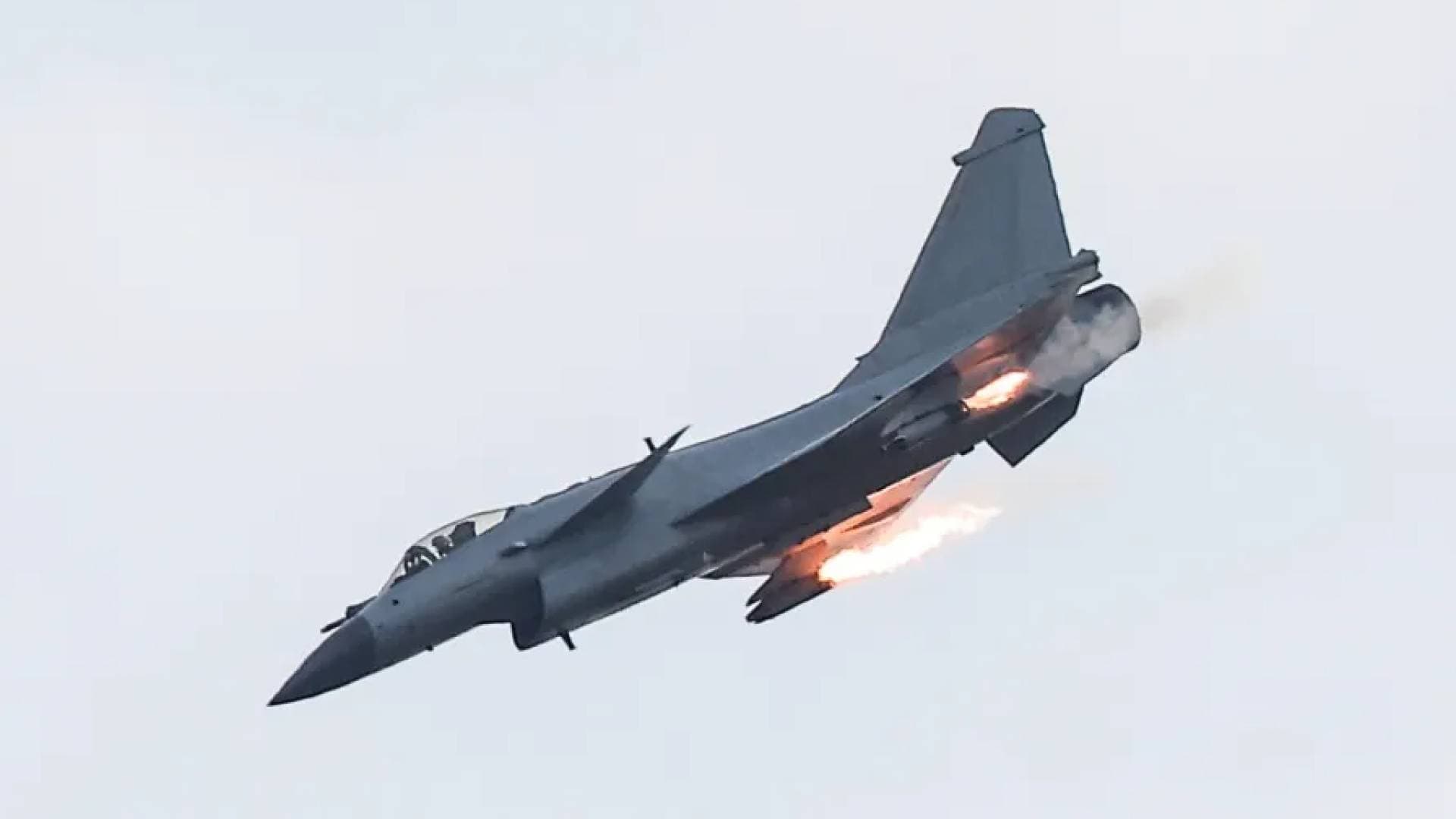 "وحش السماء الصيني".. مقاتلة "التنين" تثير الذعر في الغرب