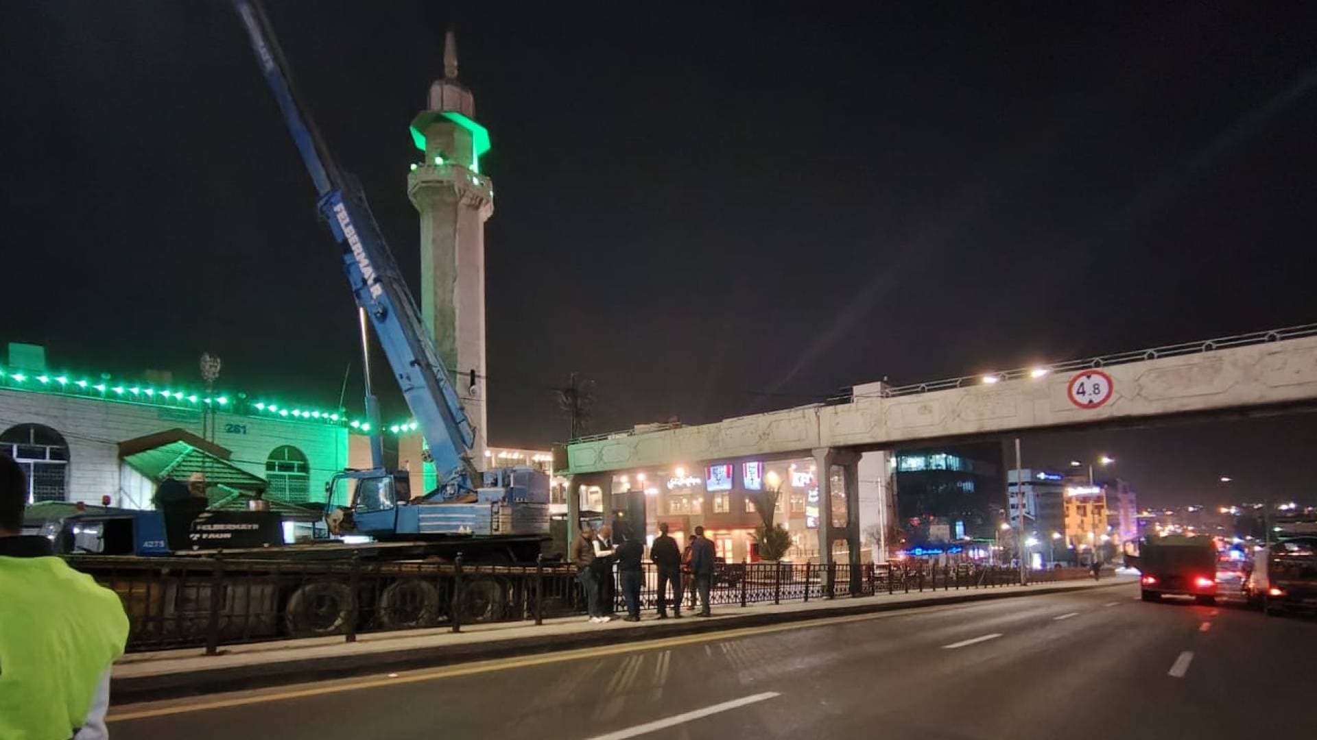 أمانة عمان تبدأ أعمال إزالة جسر مشاة في عمان الأحد -فيديو