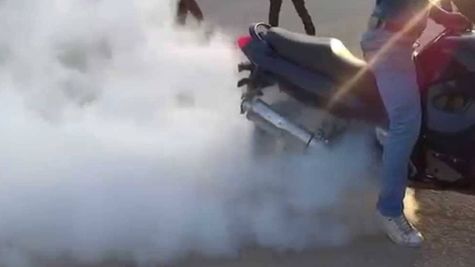 بالفيديو.. إدارة السير تضبط دراجات نارية مارس سائقوها "التفحيط" والقيادة المتهورة في عمان -فيديو