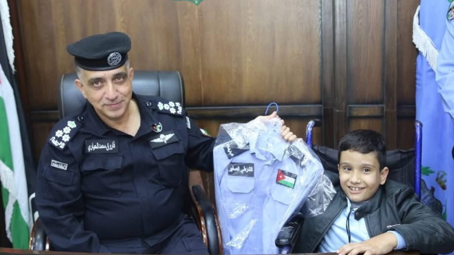 الأمن العام يلبى رغبة طفل من ذوي الاعاقة بارتداء الزي العسكري