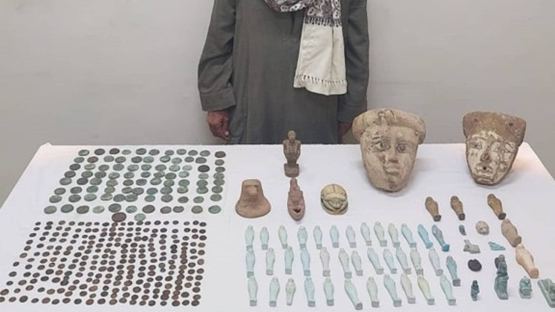 الامن المصري يضبط 509 قطع أثرية بحوزة شخص بقصد الاتجار بها