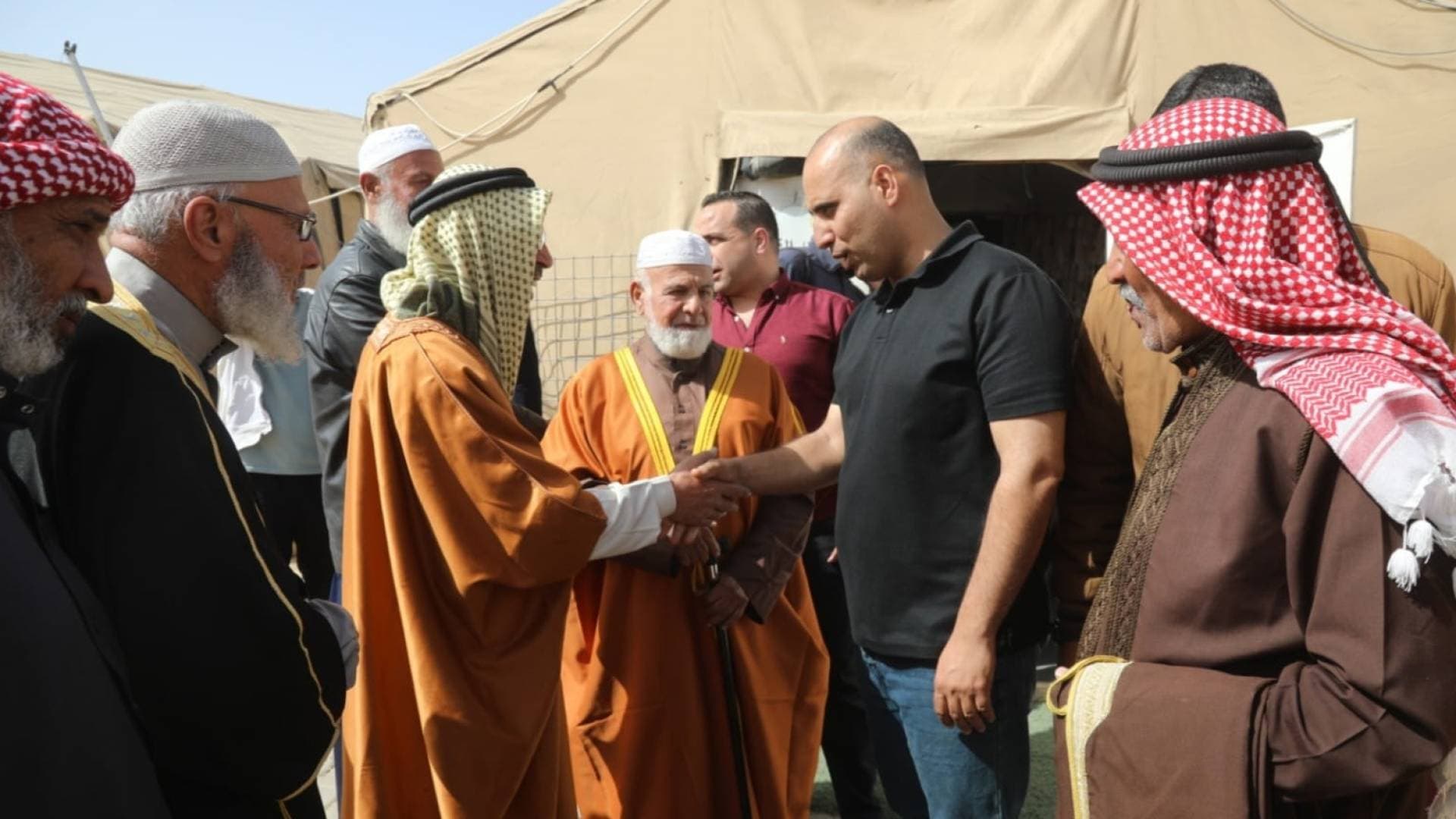 وفد من وجهاء وممثلي المجتمع المحلي في خان يونس يزور قيادة المستشفى الميداني الأردني جنوب غزة/9