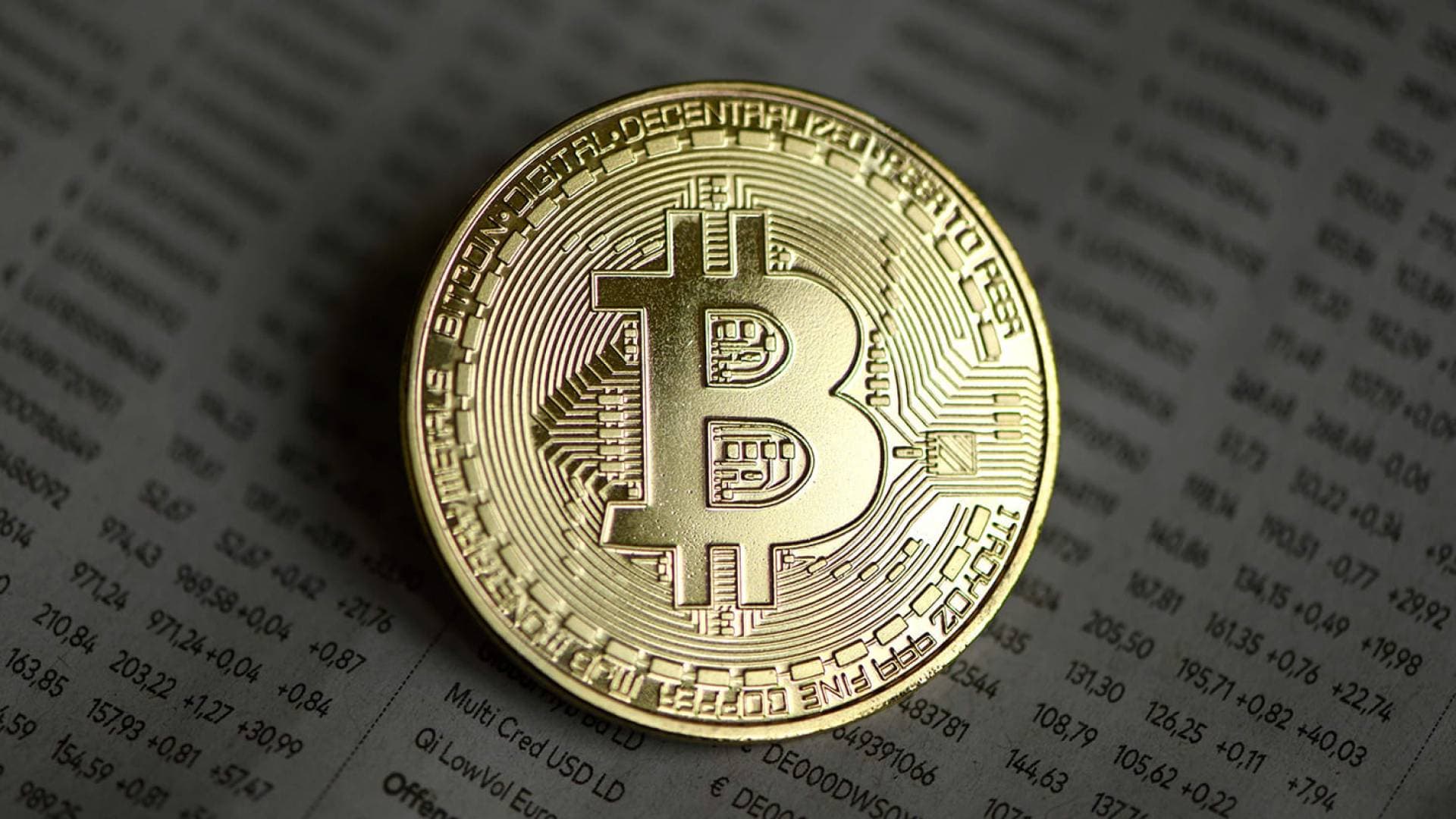 "بيتكوين" تفقد زخمها وتتراجع دون حاجز الـ 68 ألفا.. خسائر يومية وترقب حذر في الأسواق