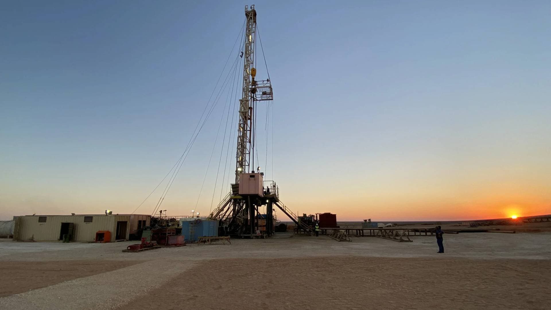 الخرابشة للخلايلة: ميزانية خاصة لتطوير حقل الريشة.. وإيرادات شركة البترول لم تدخل "الخزينة" بعد