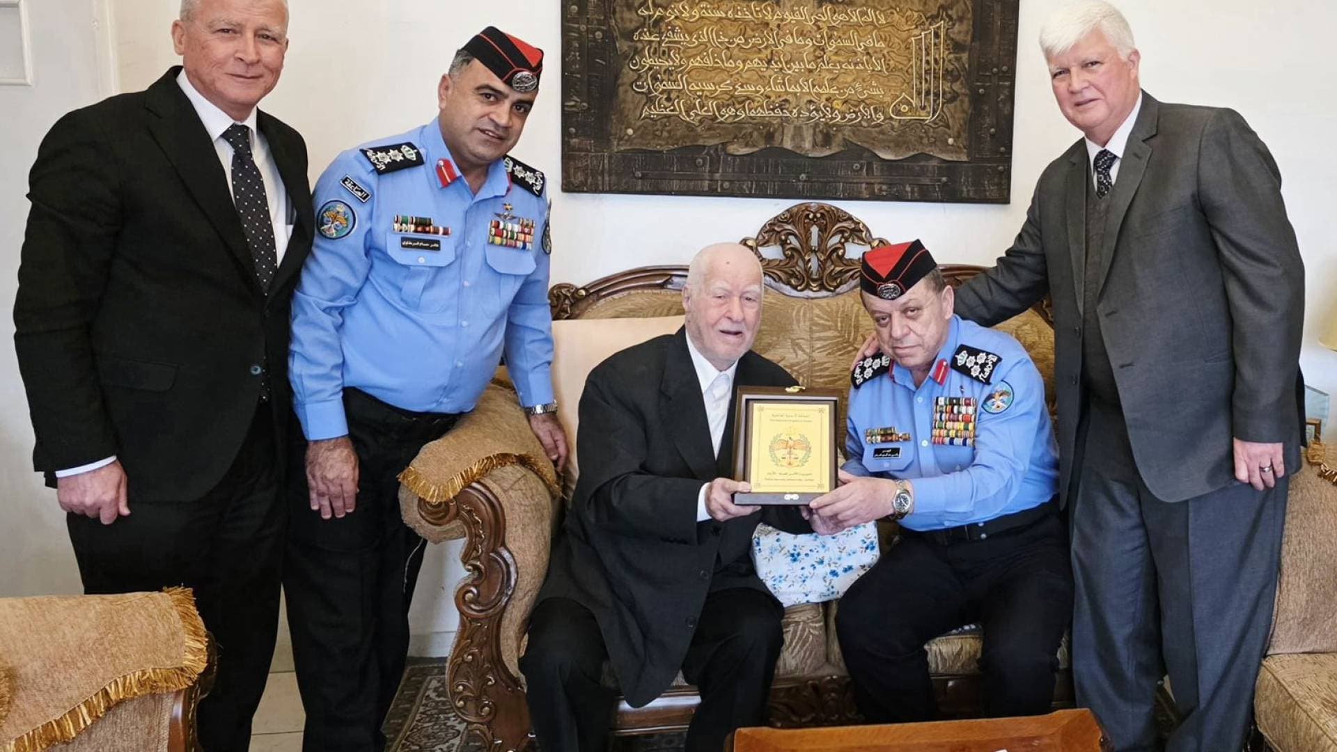 الأمن العام يكرم أقدم متقاعديه الرائد "سعد الدين هاكوز" بعمر 98 عاما