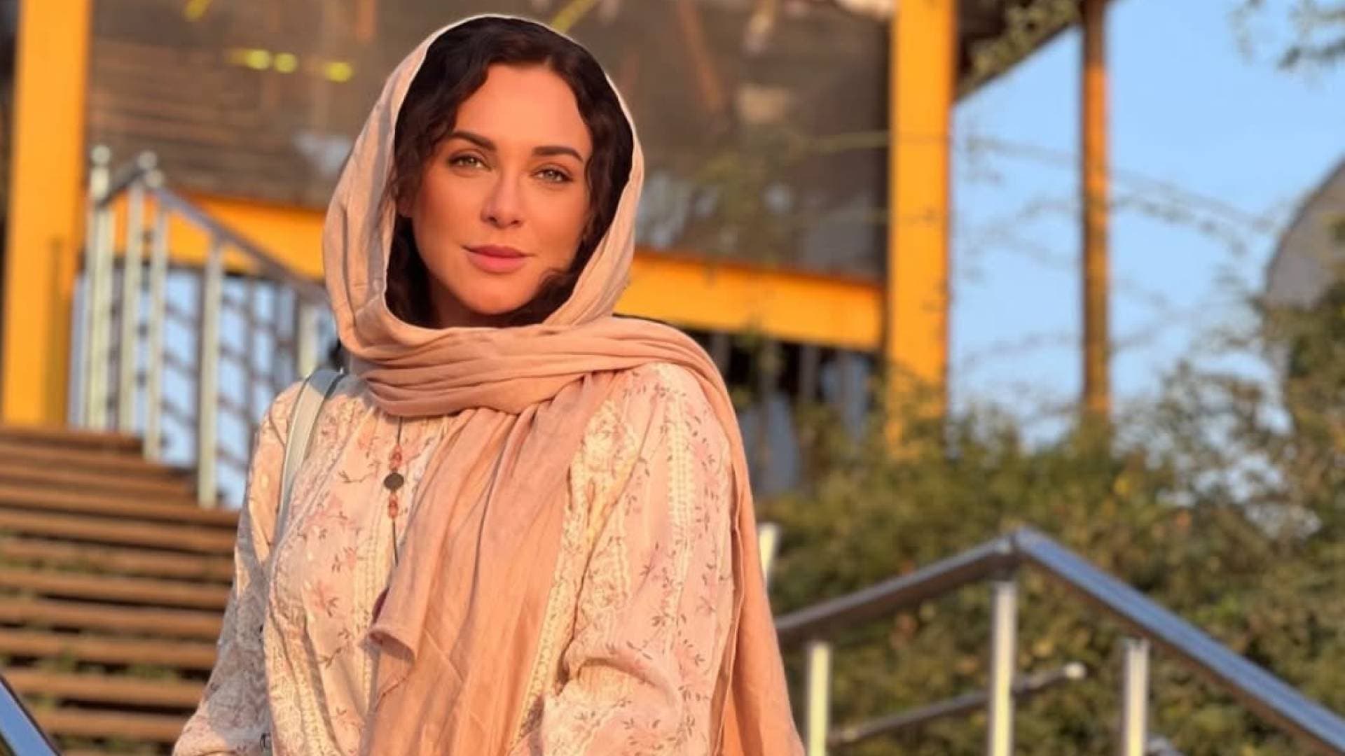 الفنانة السورية سلاف فواخرجي توضح دوافع ارتدائها الحجاب في إيران