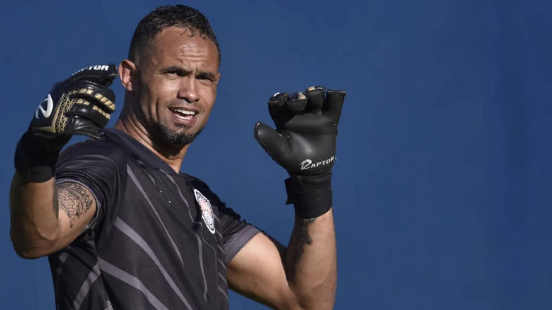 القاتل "برونو" يعود للملاعب ويثير عاصفة من الغضب في البرازيل