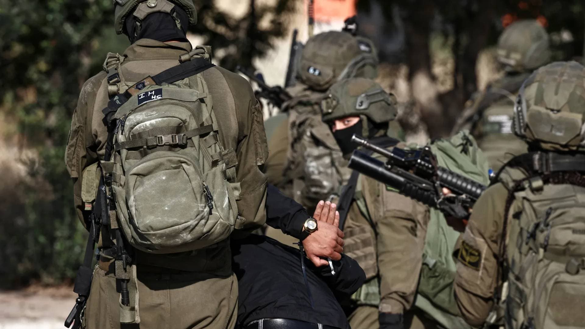 تصعيد واسع في الضفة الغربية.. الاحتلال يقتحم بلدات نابلس والمستوطنون يهاجمون المنازل