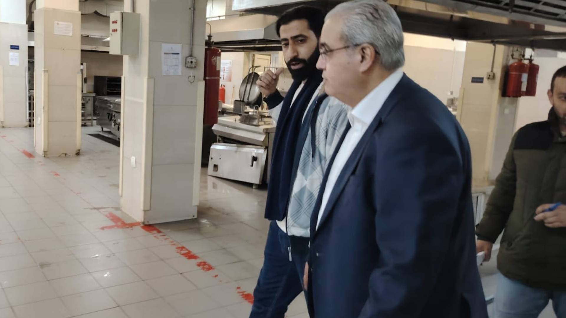 وزير الصحة يشارك كوادر "البشير" إفطار رمضان في زيارة مفاجئة للكفتيريا