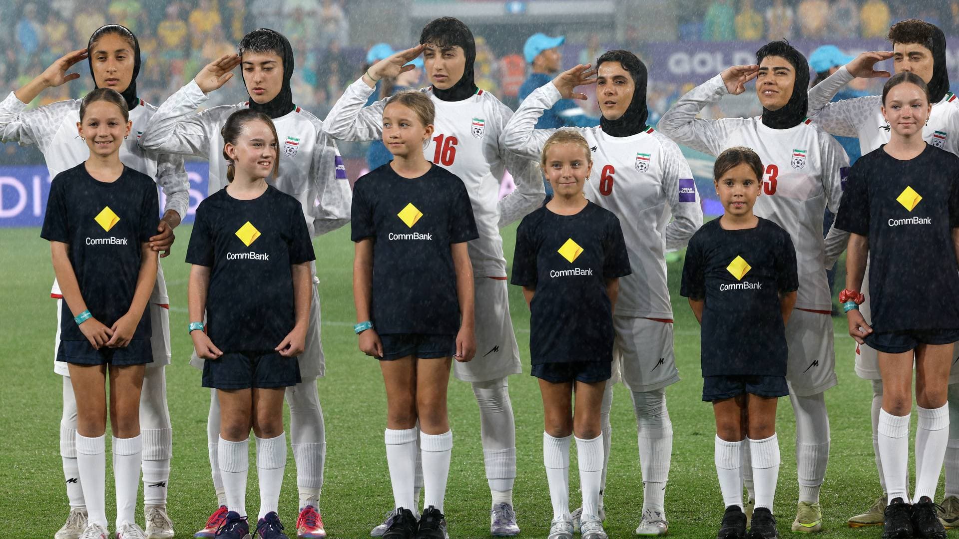 بين صمت الحداد وترديد النشيد.. تحول مفاجئ للاعبات إيران