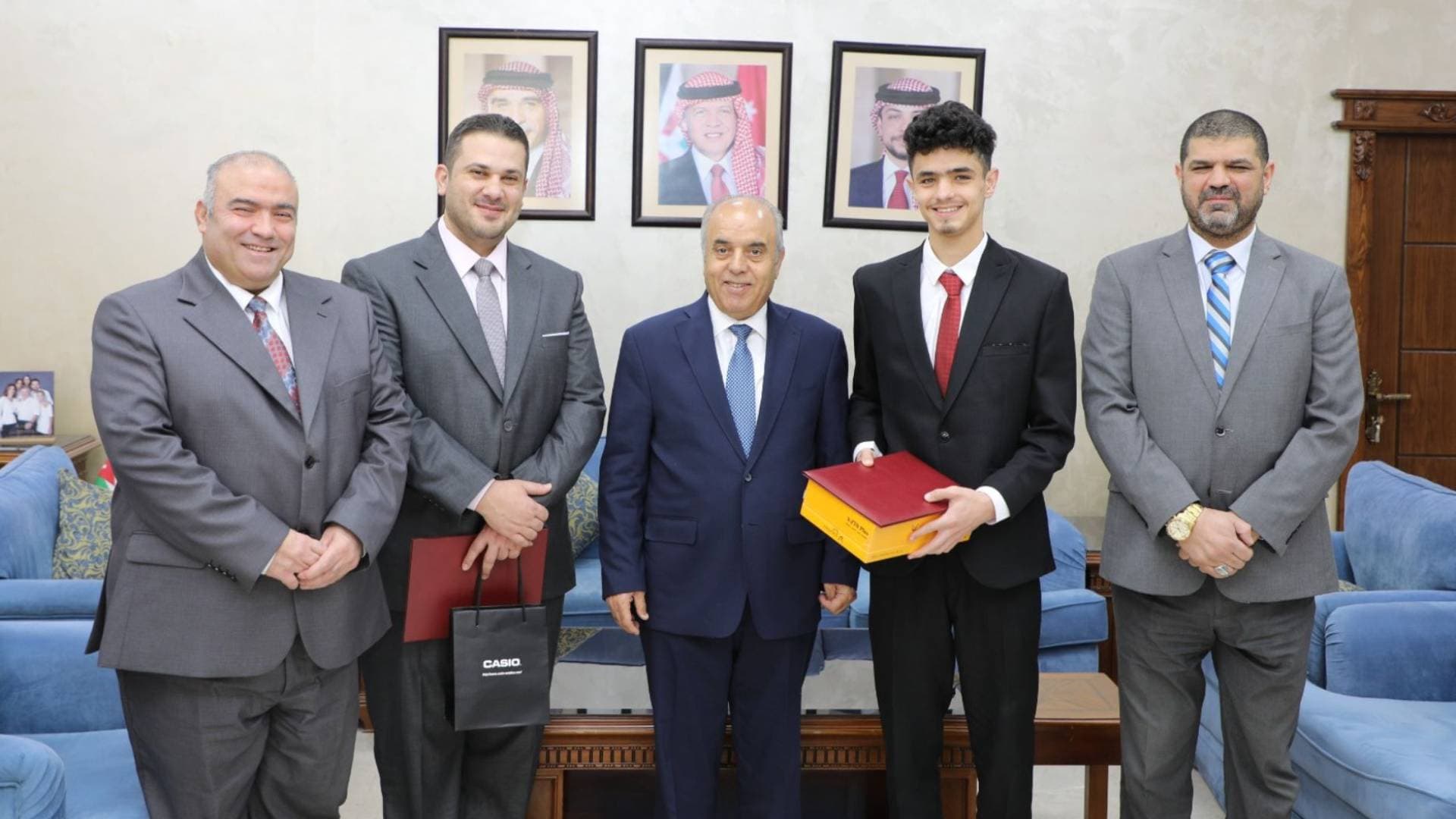 "التربية" تكرم الطالب الزغول لحصده ذهبية الحوسبة الدولية