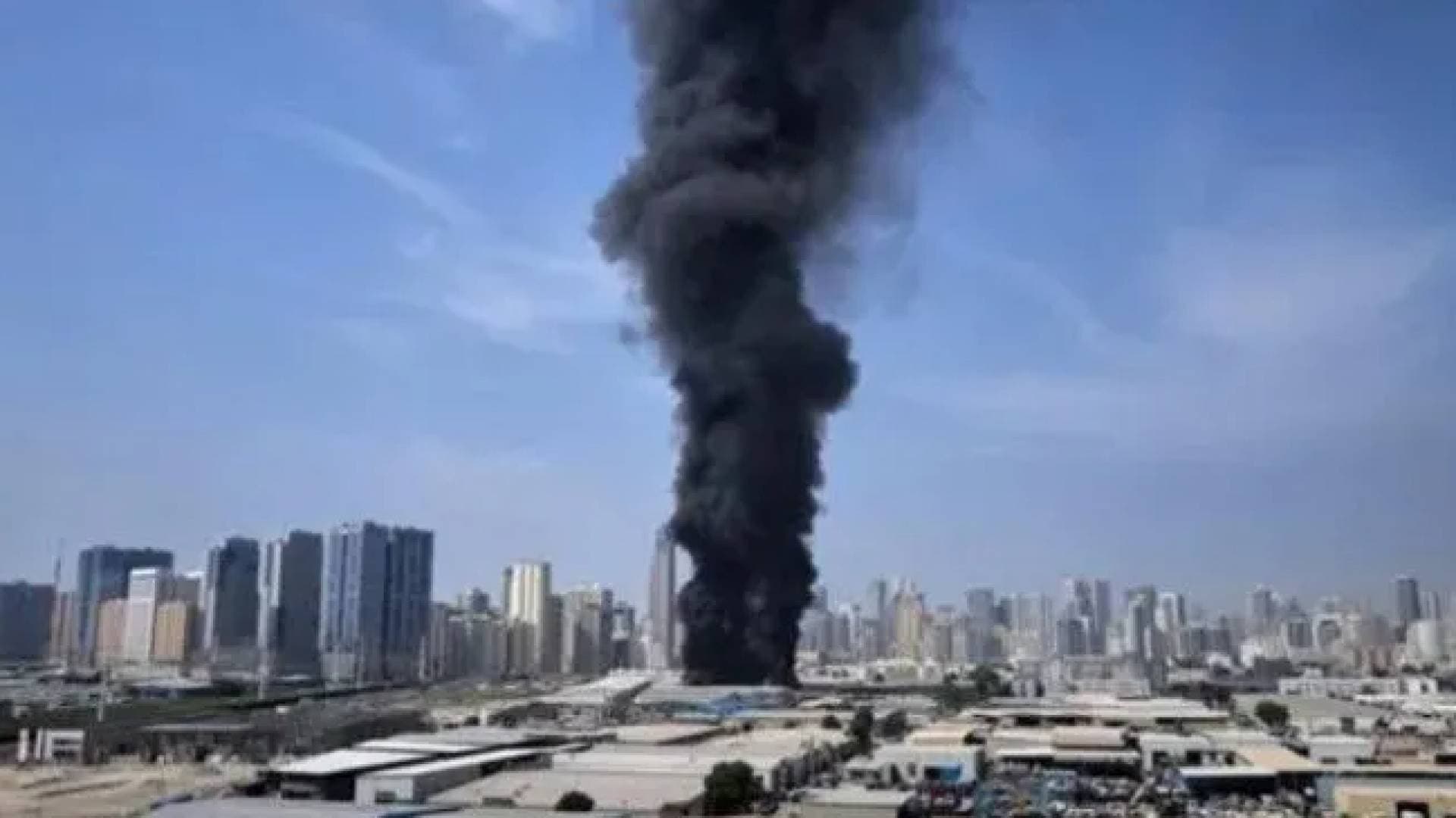 دفاع مدني الشارقة يسيطر على حريق في منشأة لصهاريج البترول بمنطقة الصجعة