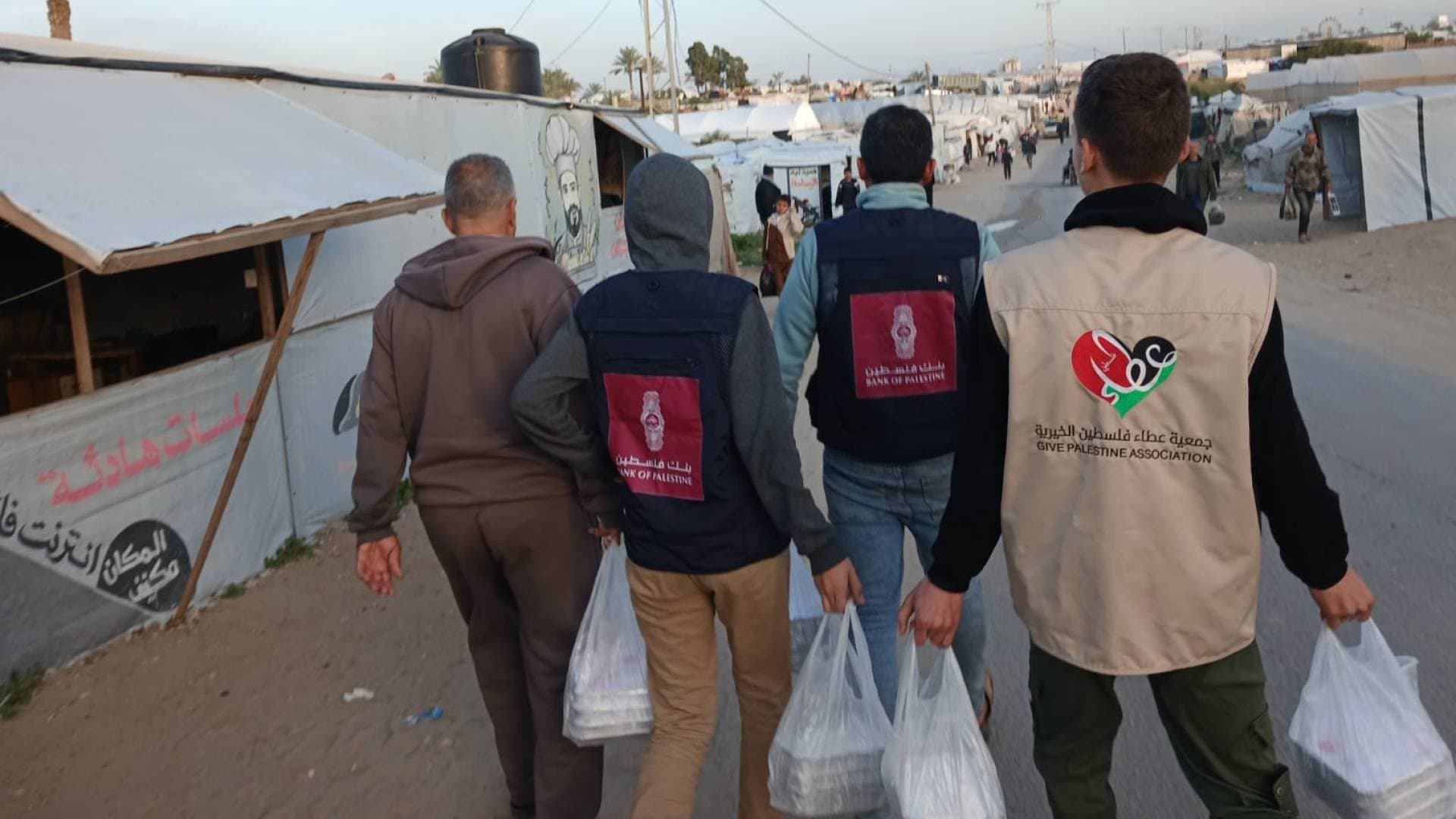 بنك فلسطين وجمعية عطاء فلسطين يوزعان وجبات إفطار للأسر المتضررة في غزة ضمن حملة "رمضان يجمعنا بالحب والعطاء"