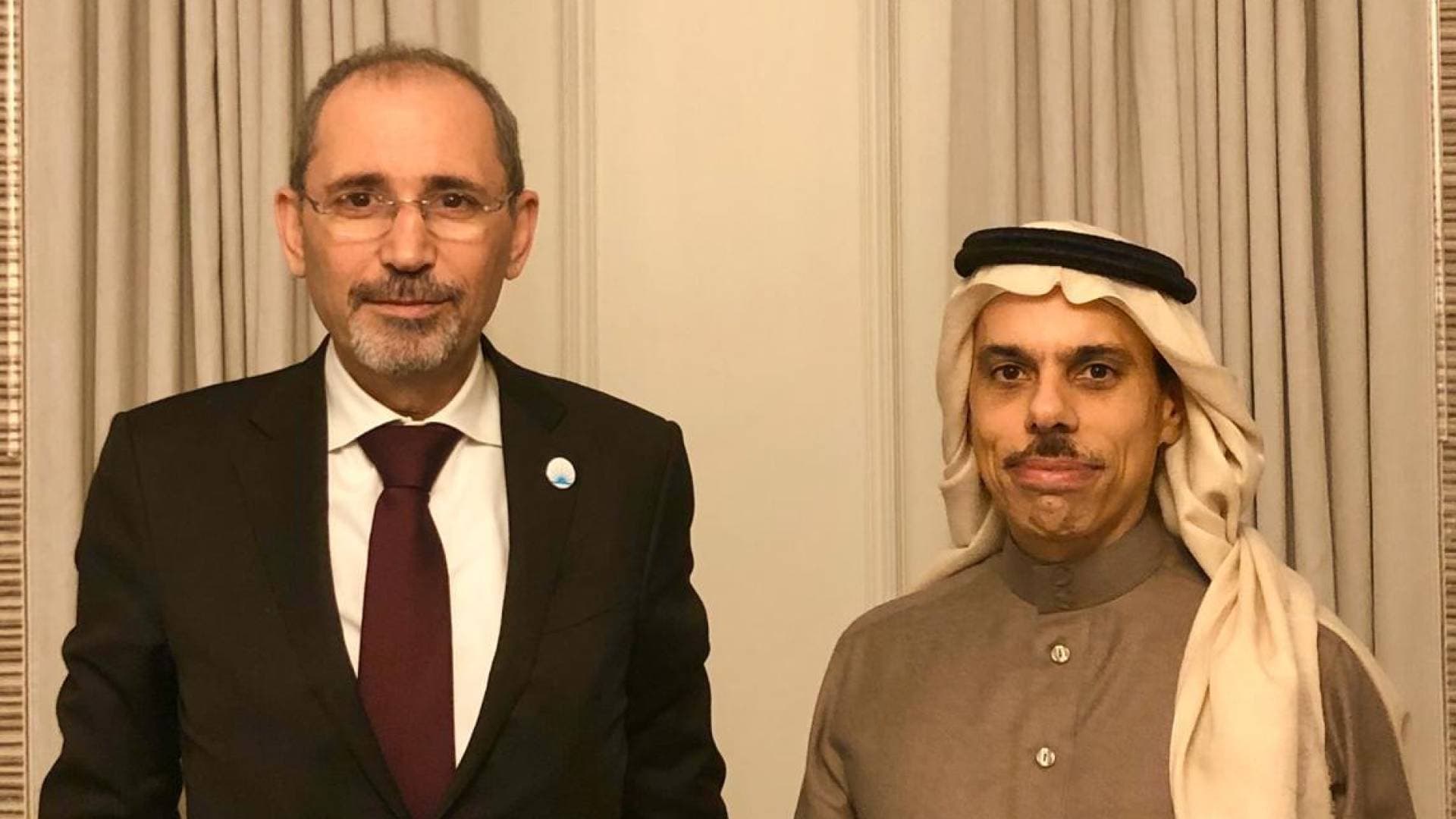 الصفدي وبن فرحان يبحثان "التصعيد الخطير" في المنطقة ويجددان إدانة الهجمات الإيرانية