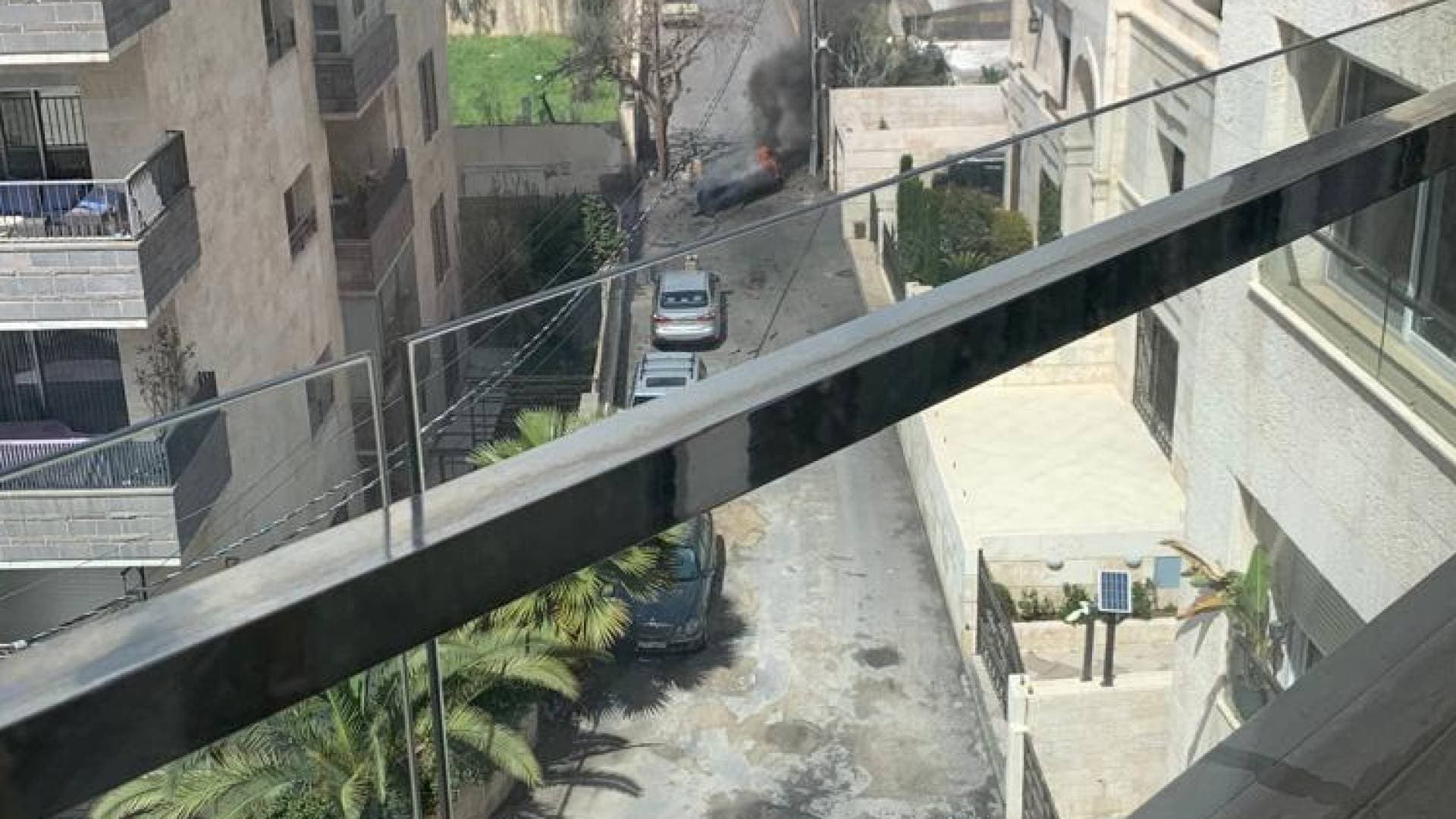 بالفيديو..مراسل رؤيا: سقوط شظية مقذوف صاروخي في العاصمة عمان