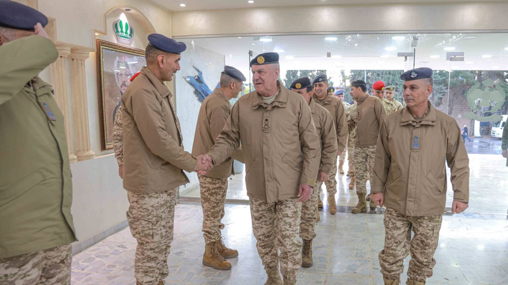 رئيس هيئة الأركان المشتركة يؤدي صلاة عيد الفطر ويلتقي عدد من مرتبات سلاح الجو الملكي