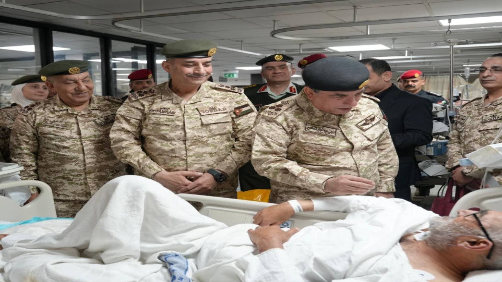 القوات المسلحة تشارك مرتباتها فرحة أول أيام الفطر السعيد وتعود المرضى من المتقاعدين والعاملين