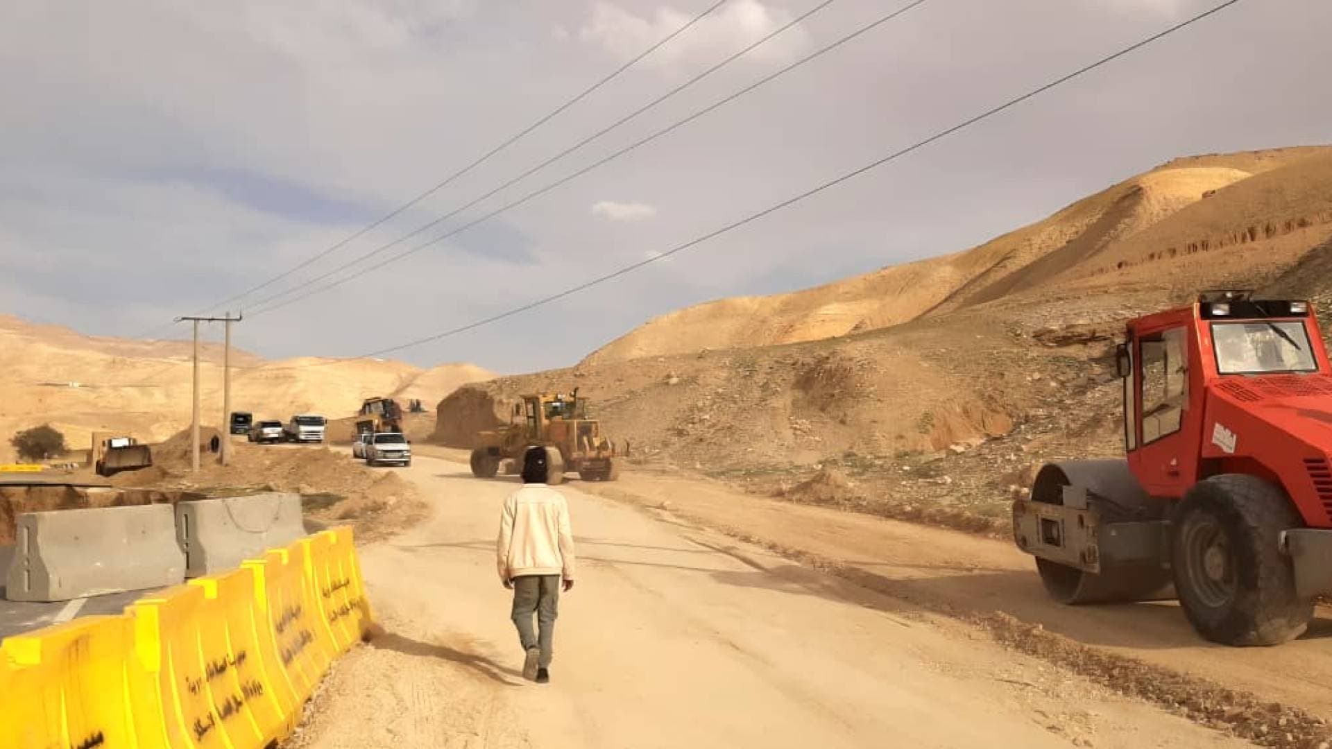 الأشغال: قوة السيول تتسبب بانجراف مقطع من الطريق الملوكي الطفيلة-الكرك