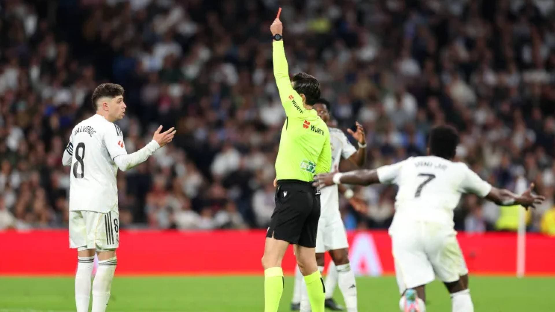 ركلتا جزاء وطرد فالفيردي يشعلان الجدل التحكيمي في قمة مدريد