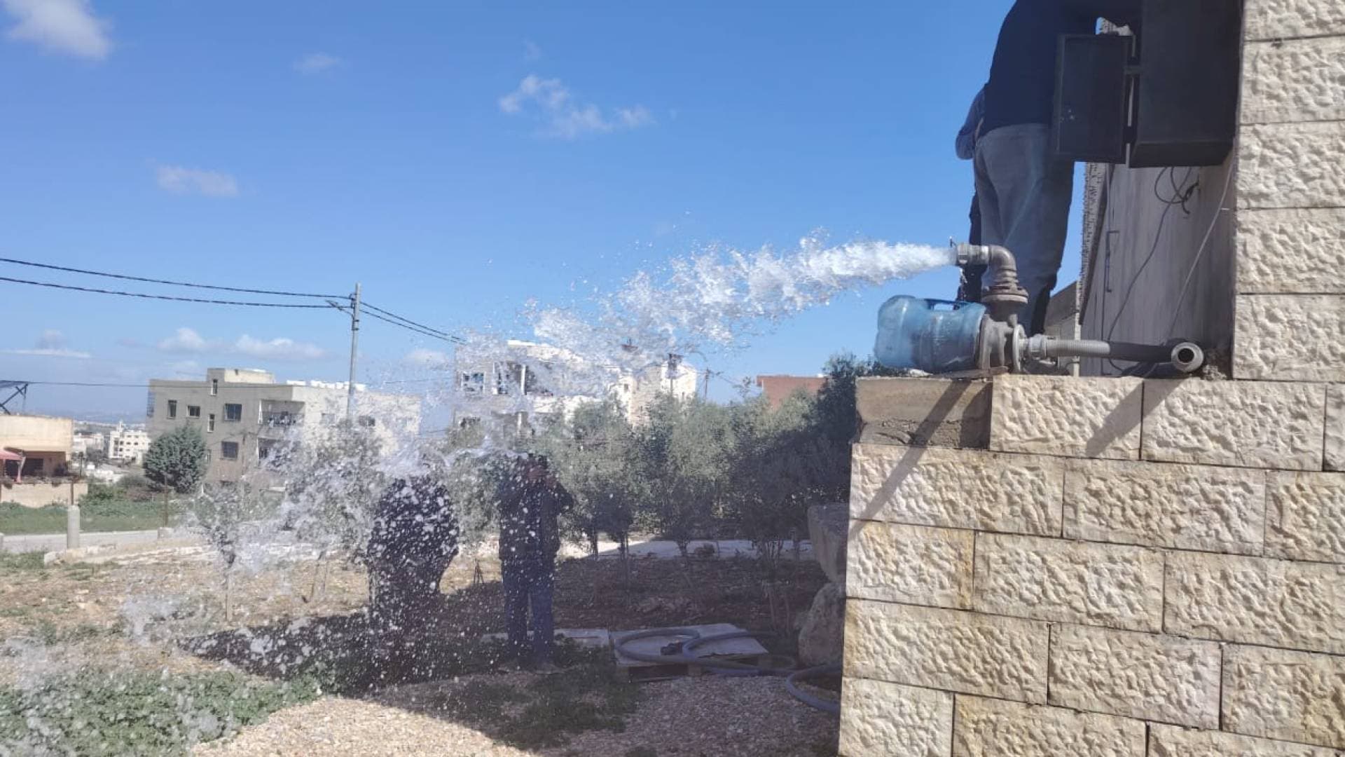 وزارة المياه تضبط اعتداءات كبيرة في إربد لتعبئة صهاريج مخالفة -فيديو