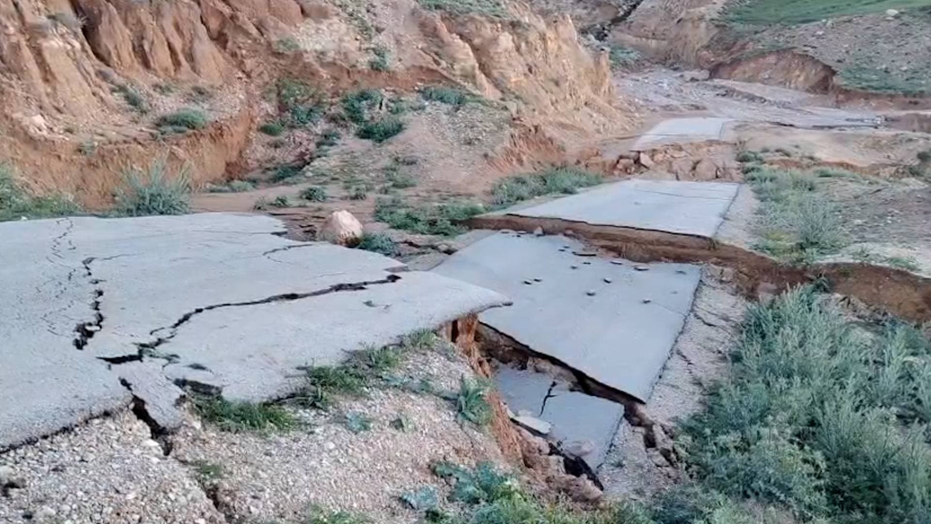 بسبب المنخفض الجوي.. انهيار الطريق الرابط بين "البقيع" و"البثينية" في الكرك