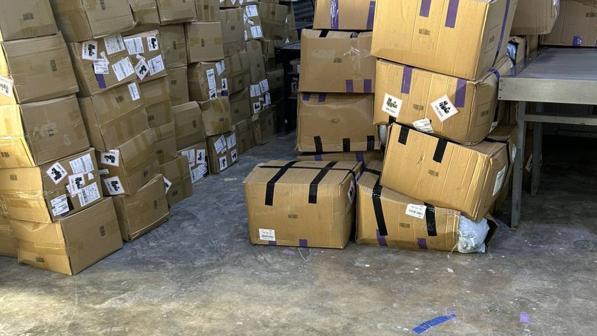 البريد الأردني يؤكد استمرار تدفق طرود التجارة الإلكترونية عبر المنافذ البرية