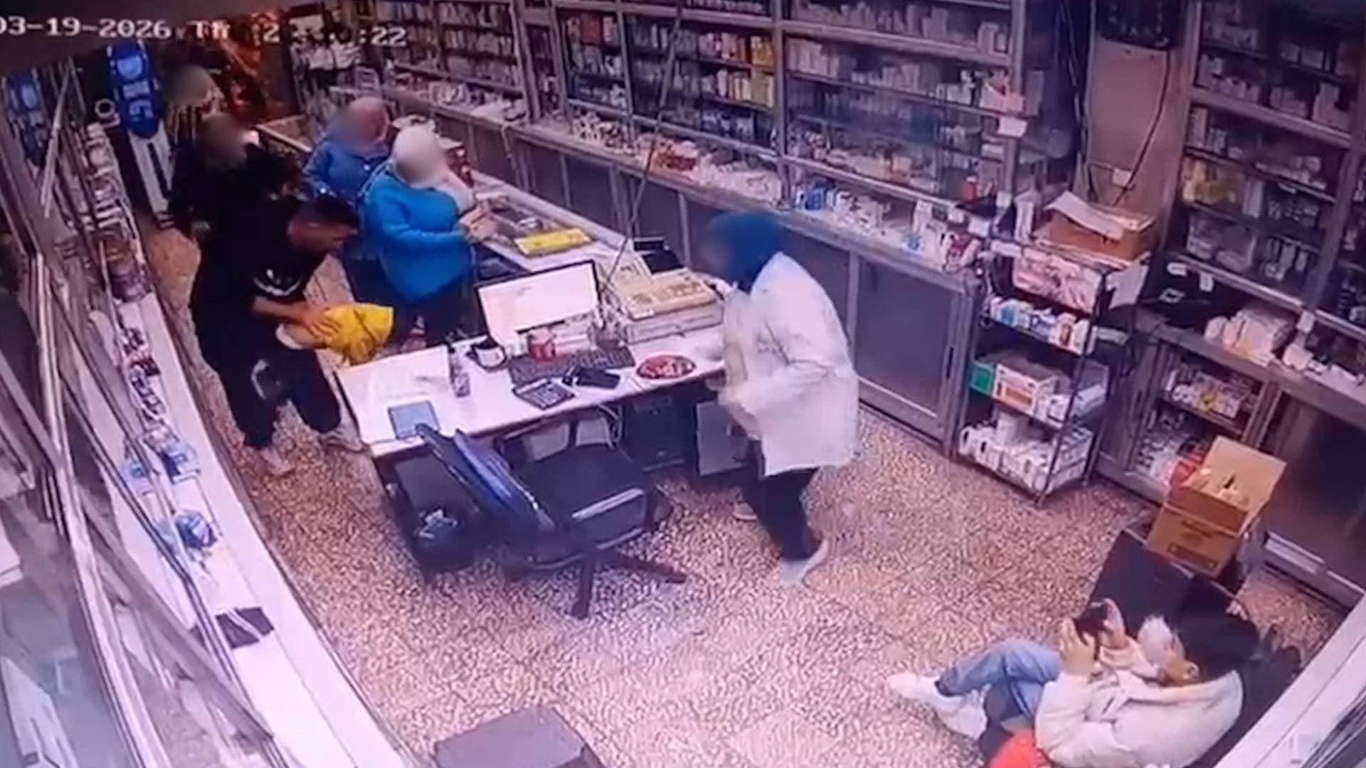 نشمي من الدفاع المدني ينقذ طفلة من الموت في سوق الزرقاء بـ "مناورة هيمليك"