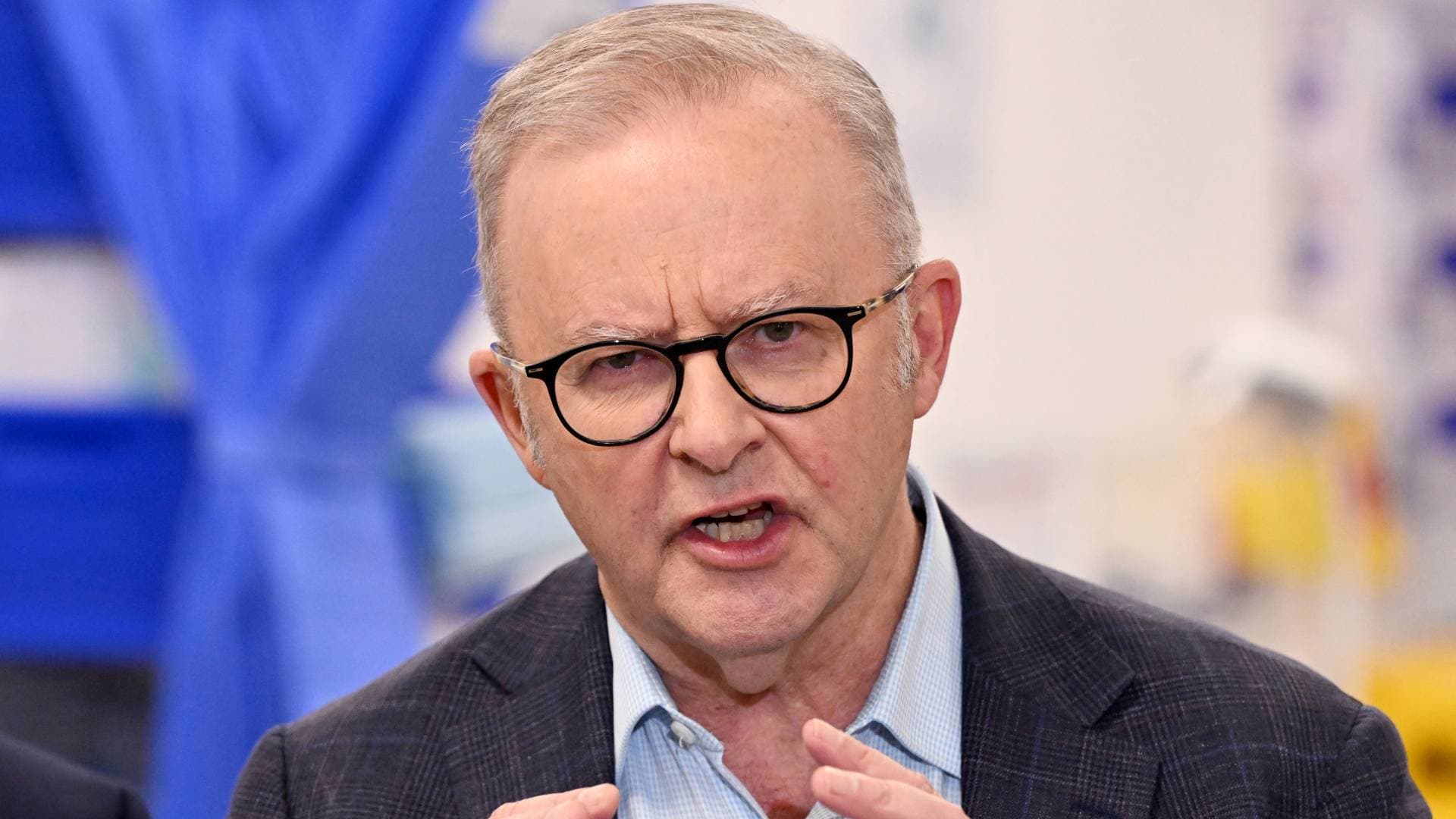 رئيس الوزراء الأسترالي يعلن خفض الضريبة على الوقود إلى النصف