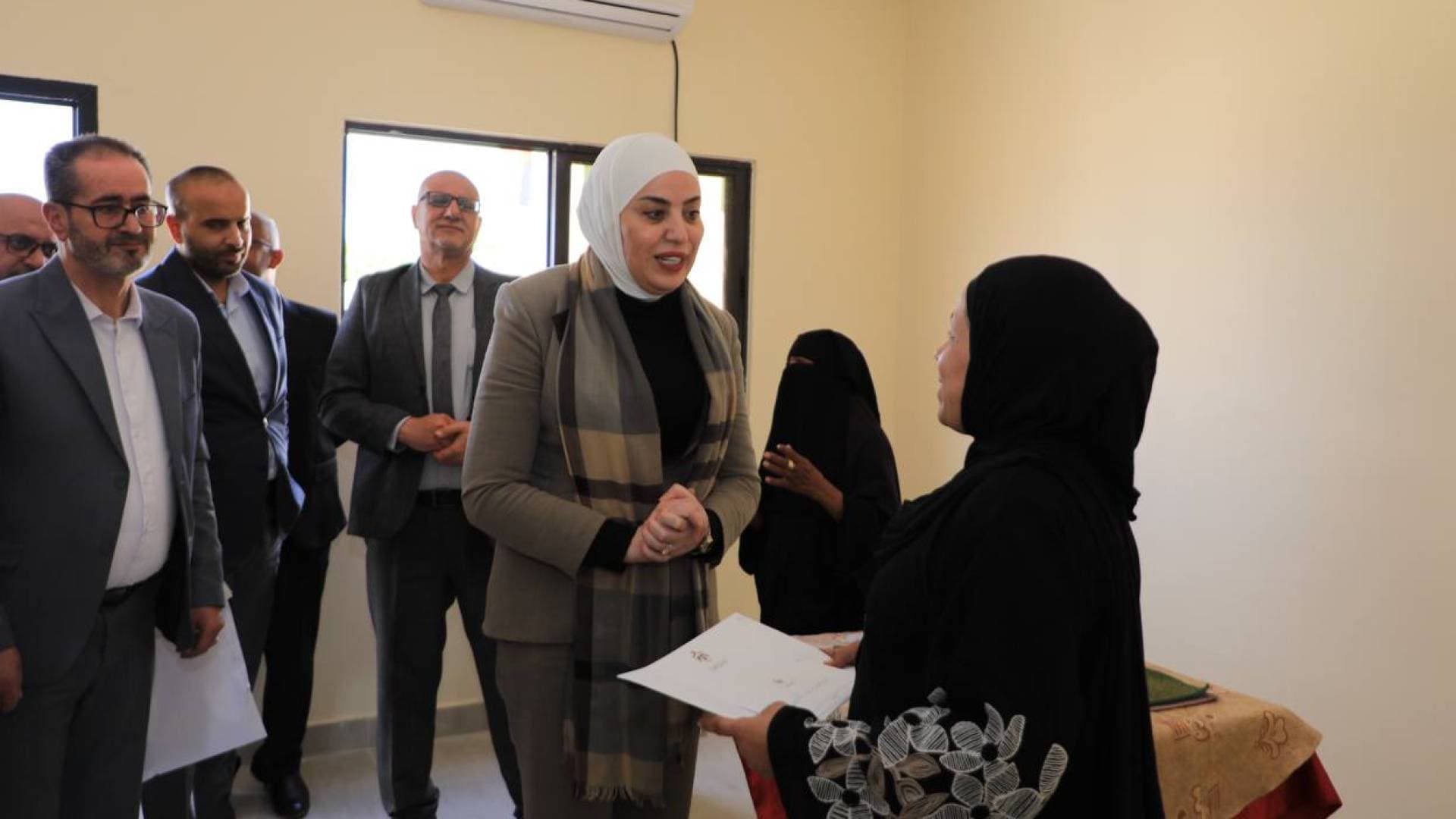 بني مصطفى تسلم 20 مسكنا للأسر العفيفة في لواء دير علا