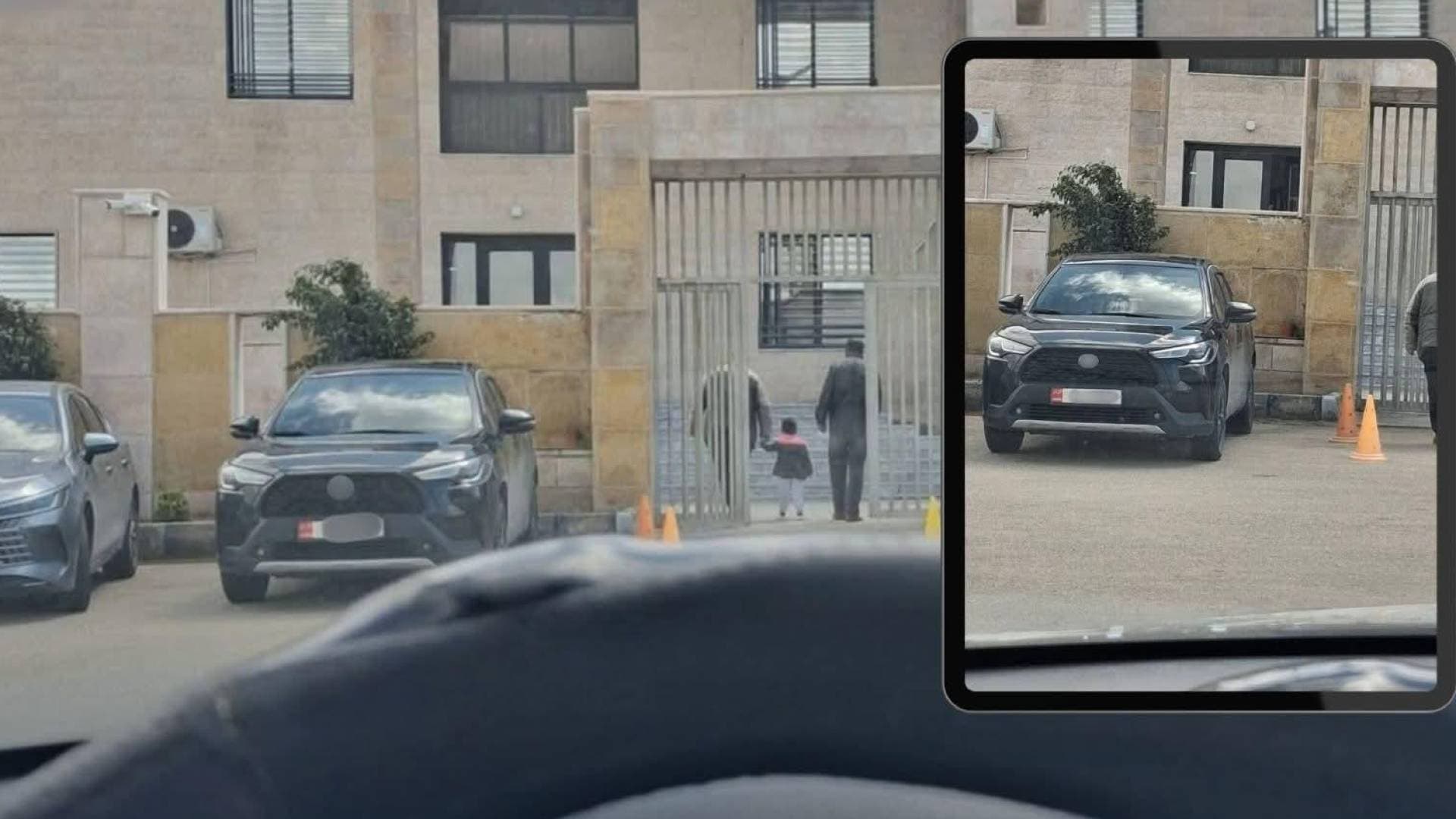 بعد تعميم "ترشيد النفقات".. صورة مركبة حكومية أمام مدرسة في الأردن