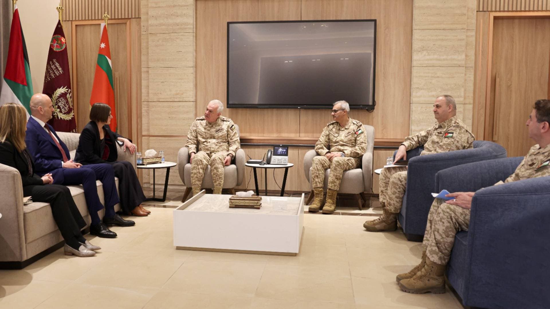 رئيس هيئة الأركان المشتركة يبحث تعزيز التعاون الإنساني مع رئيسة "الصليب الأحمر"