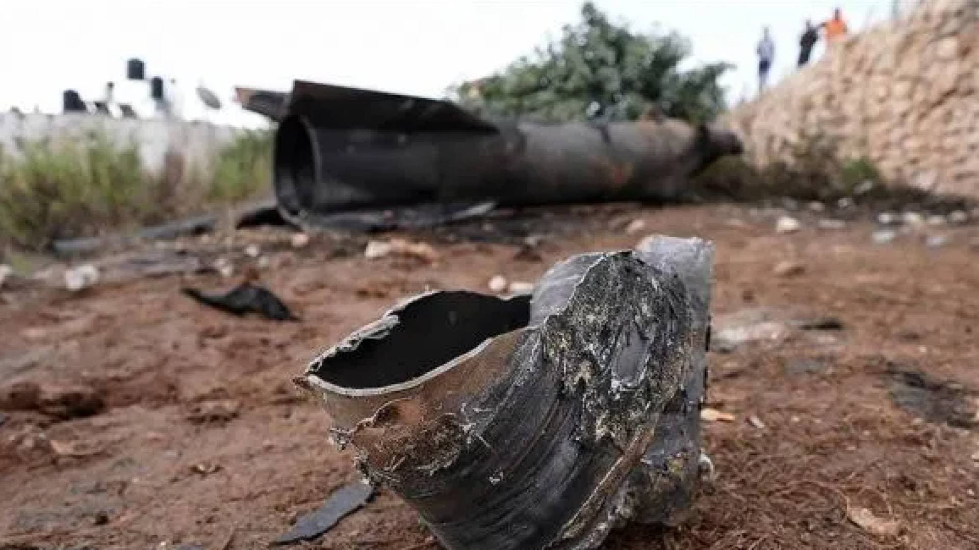 المعايطة لـ "نبض البلد": شظايا الصواريخ قنابل موقوتة.. واحذروا "الوقود السام" والذخائر العنقودية