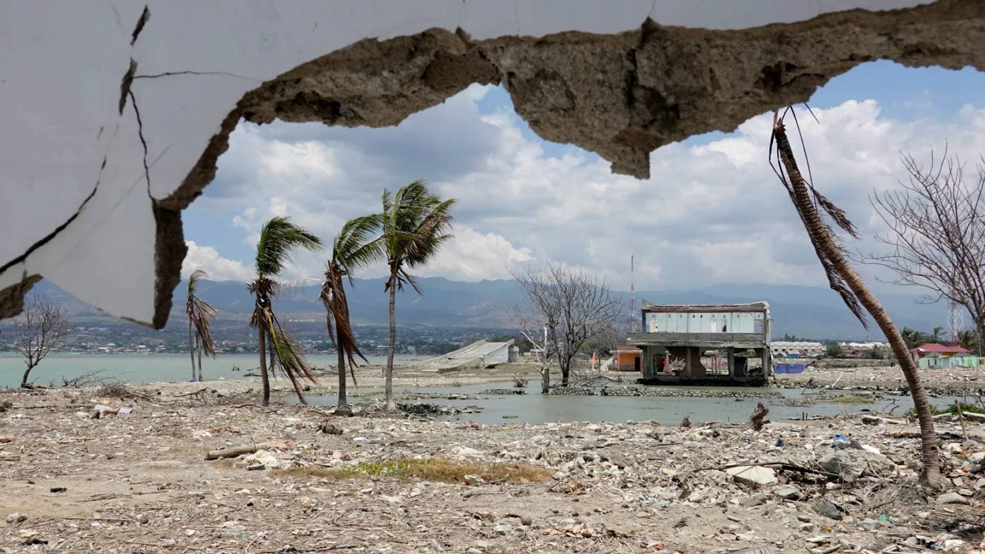 زلزال بقوة 7,4 درجات يضرب شرق إندونيسيا وتحذير من تسونامي