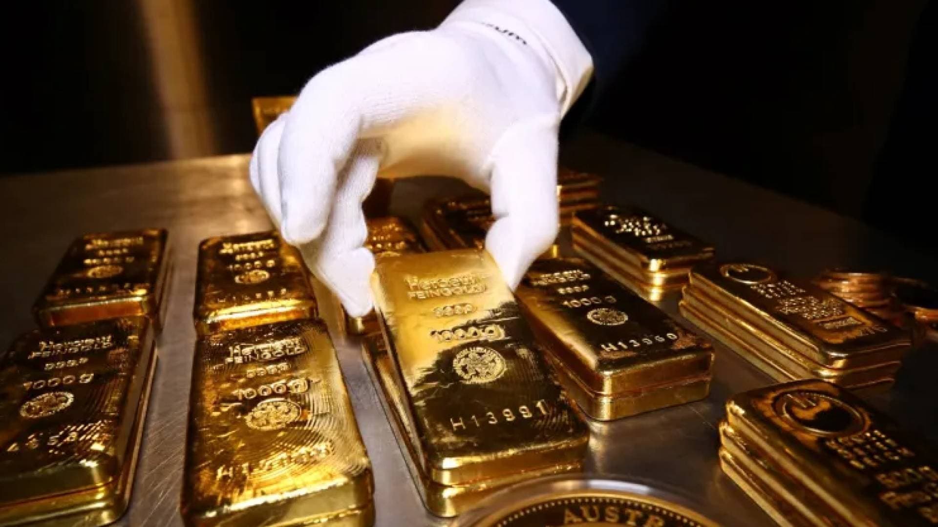 تصريحات ترمب بتصعيد الحرب ضد إيران تهوي بأسعار الذهب وترفع النفط والدولار