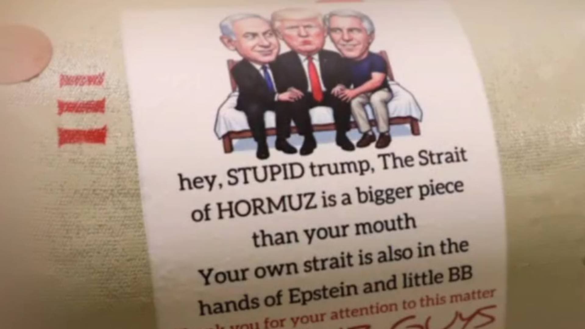 صاروخ للحرس الثوري الإيراني يحمل ملصقا يسخر من نتنياهو وترمب مع إشارة إلى إبستين