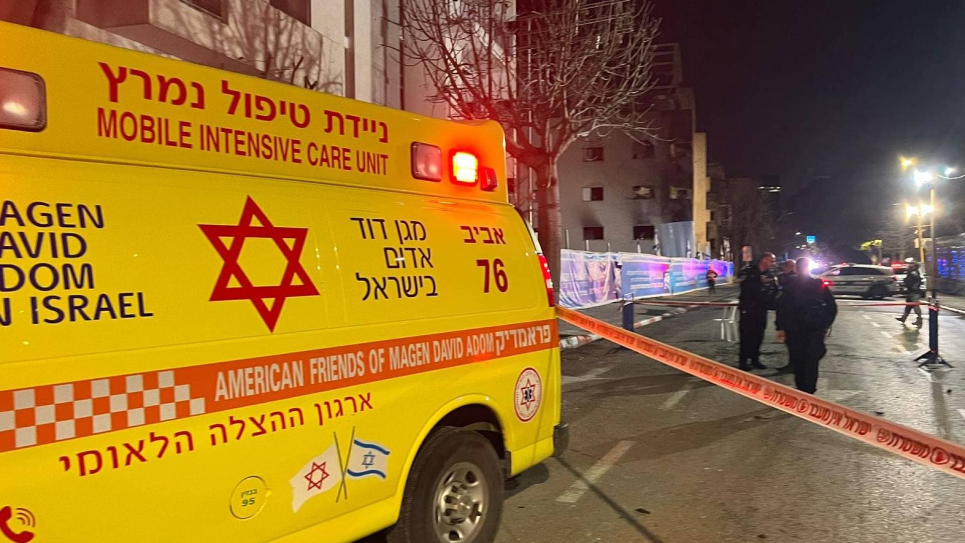 إعلام عبري: سقوط شظايا في 9 مواقع بمنطقة تل أبيب إثر إطلاق صاروخ إيراني عنقودي