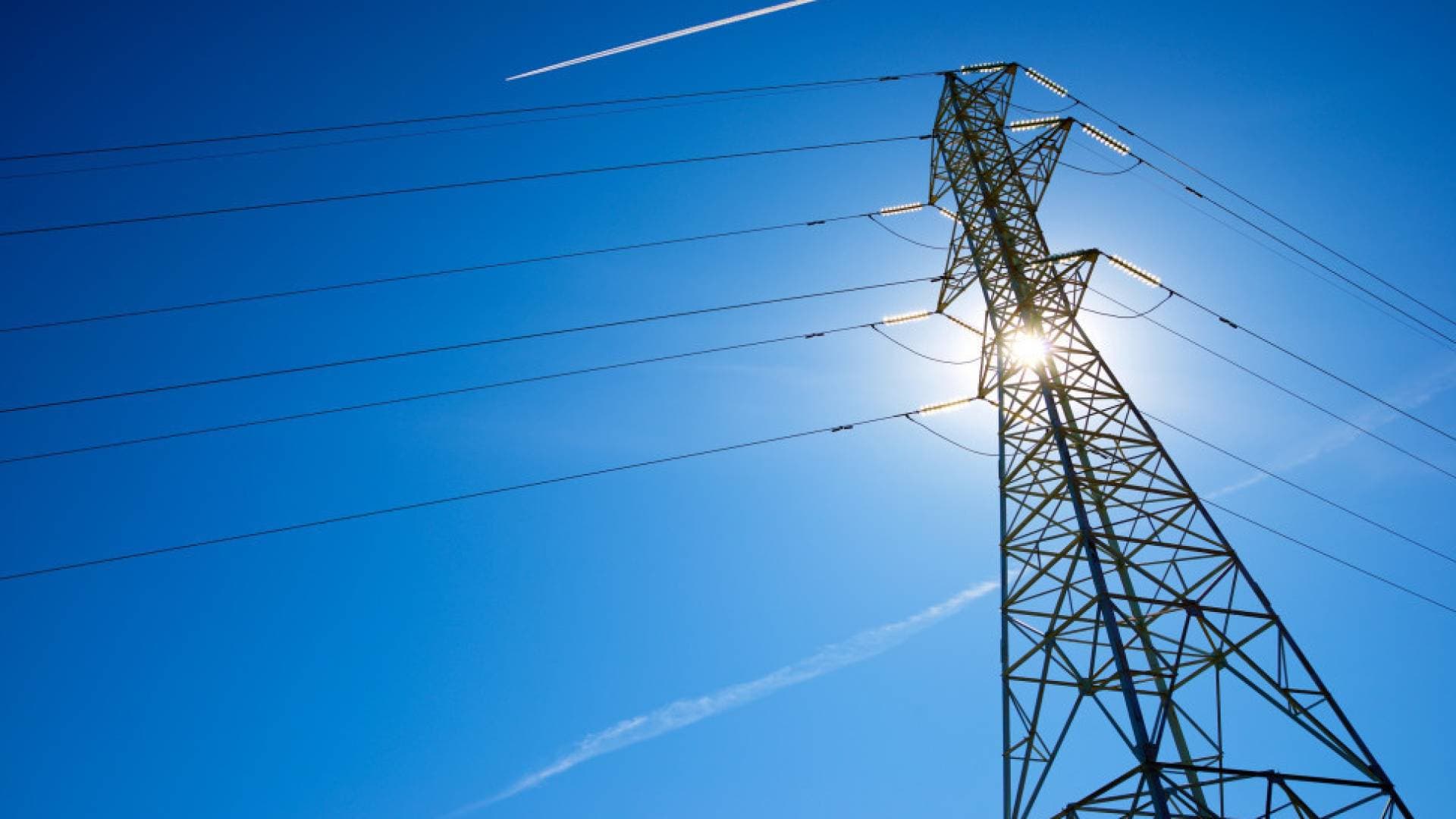 توزيع الكهرباء تعيد التيار لـ 90% من مشتركي الأغوار.. والعمل جار لفتح طرق المخيبة-فيديو