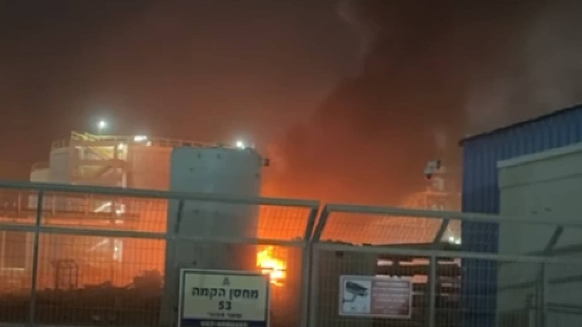 إعلام عبري: إصابة مصنع في منطقة النقب واندلاع حريق إثر هجوم صاروخي إيراني