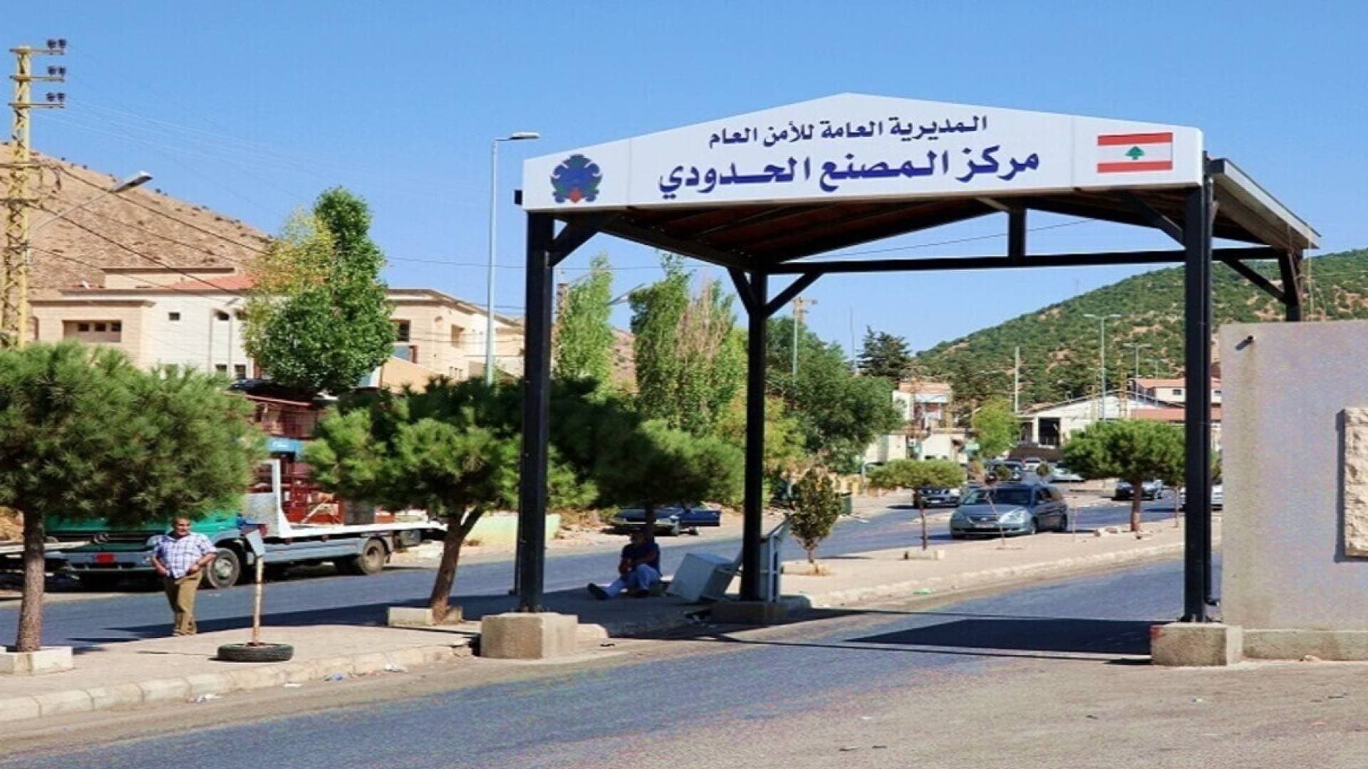 مصدر أمني لبناني: مئات شاحنات النقل عالقة في المنطقة الحدودية مع سوريا بعد تهديد الاحتلال بالقصف