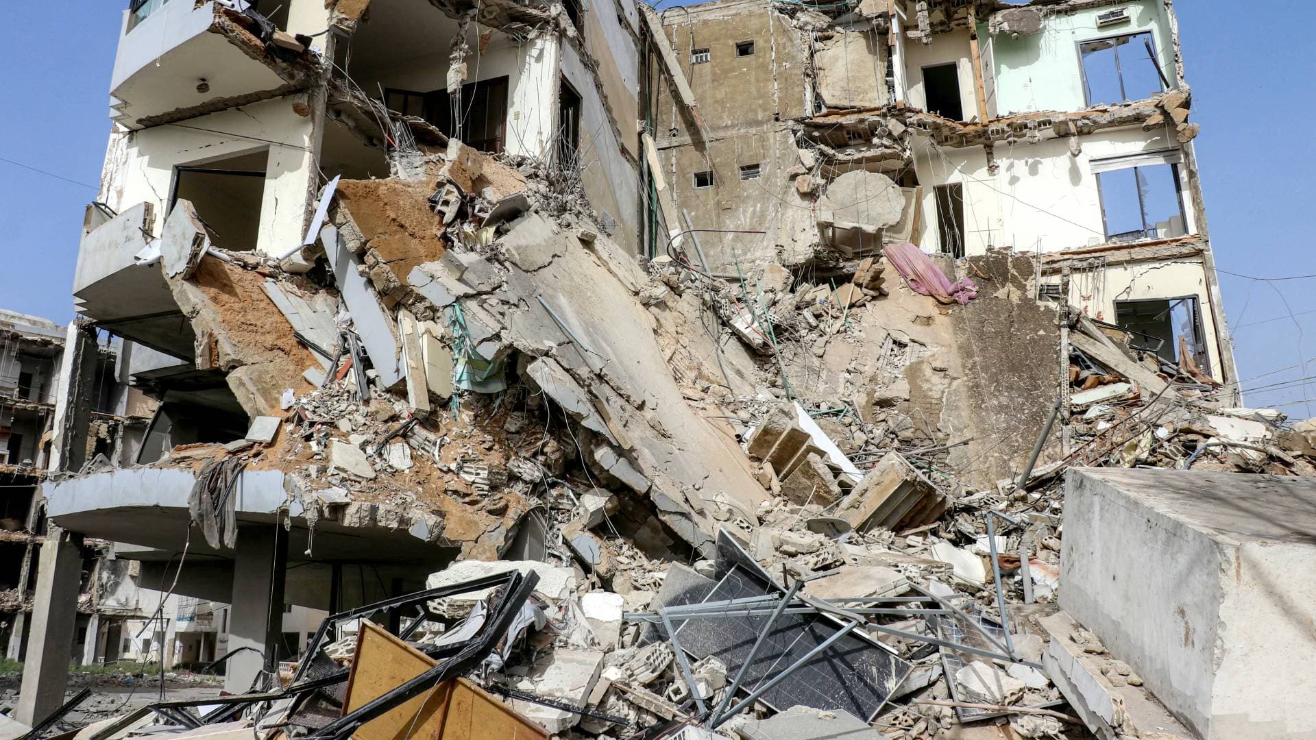 6 شهداء في غارات الاحتلال استهدفت بلدة كفرحتى جنوبي لبنان