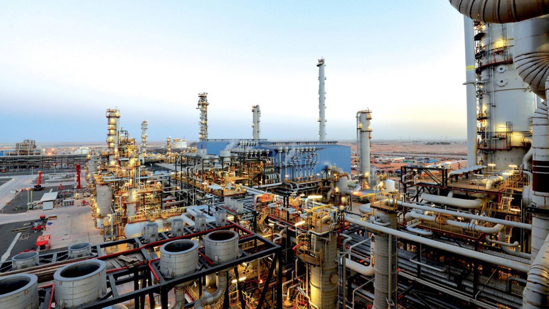 مكتب أبوظبي الإعلامي: السيطرة على 3 حرائق بمصنع بروج للبتروكيماويات