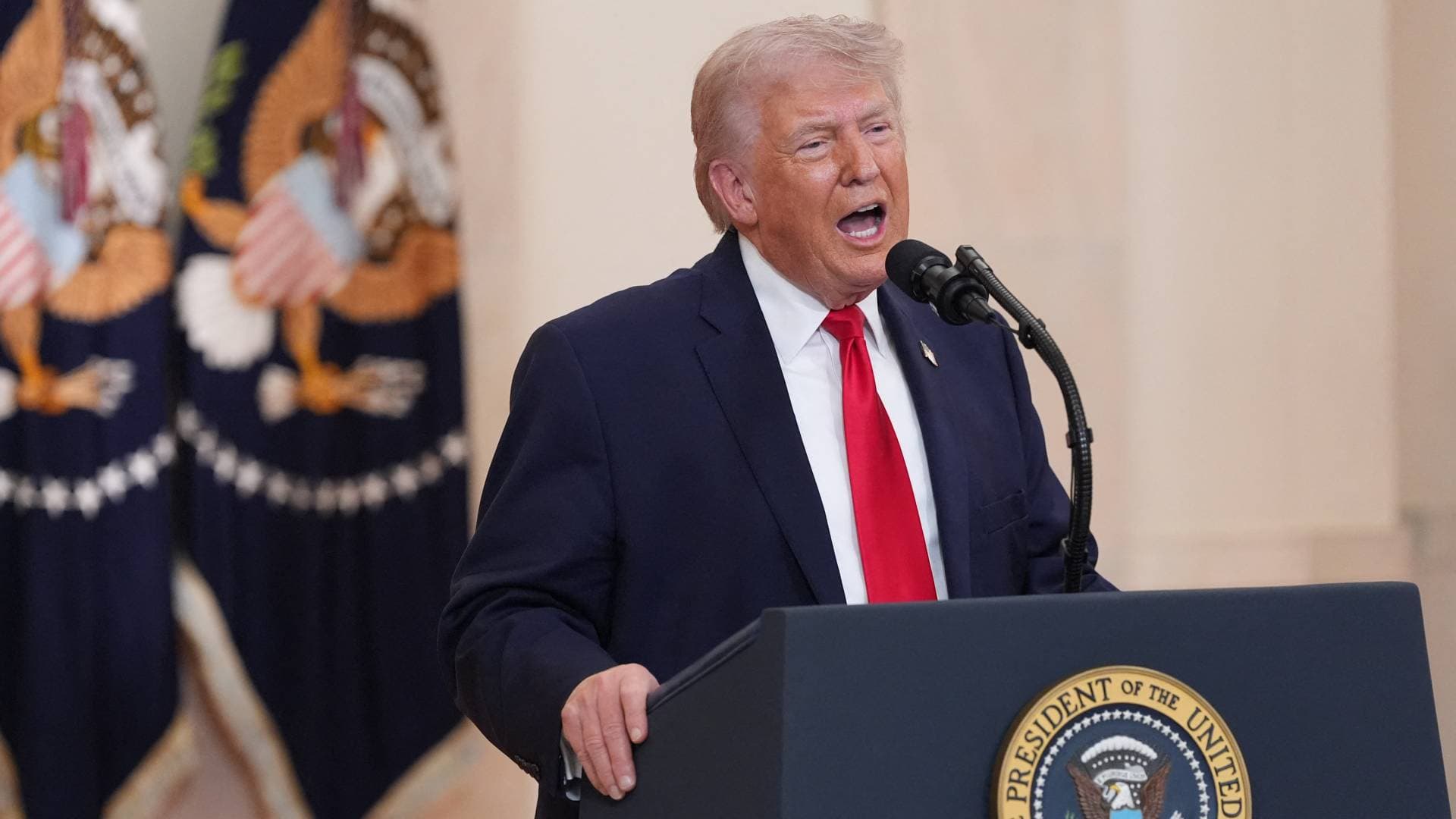 "اعتراف وتوعيد".. ترمب يفجر مفاجأة السلاح للمعارضة ويهدد بمصادرة النفط الإيراني