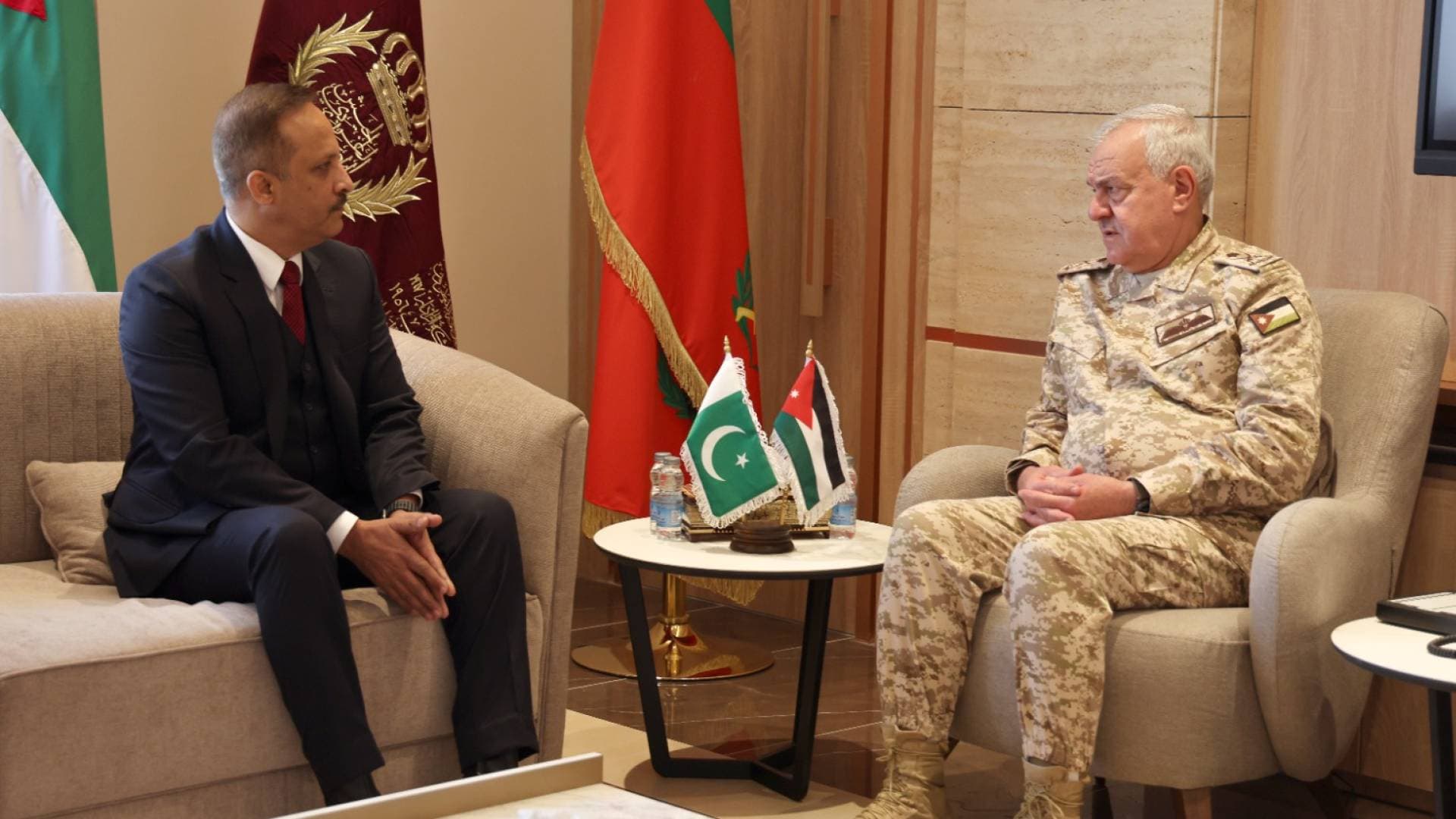 الحنيطي يؤكد للسفير الباكستاني حرص القوات المسلحة الأردنية على توطيد علاقات التعاون مع نظيرتها الباكستانية