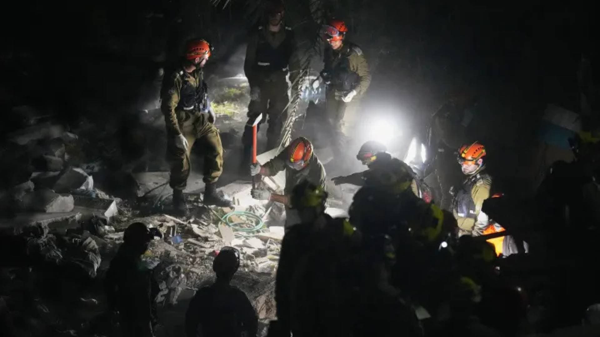 إعلام عبري: جهود لإنقاذ عالقين تحت أنقاض مبنى بحيفا بعد قصف إيراني