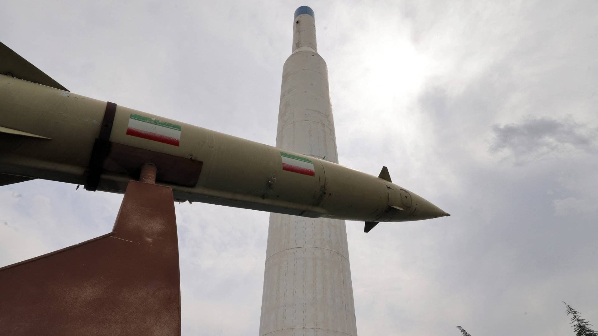 صواريخ إيرانية تستهدف وسط الاحتلال وصافرات الإنذار تدوي في تل أبيب