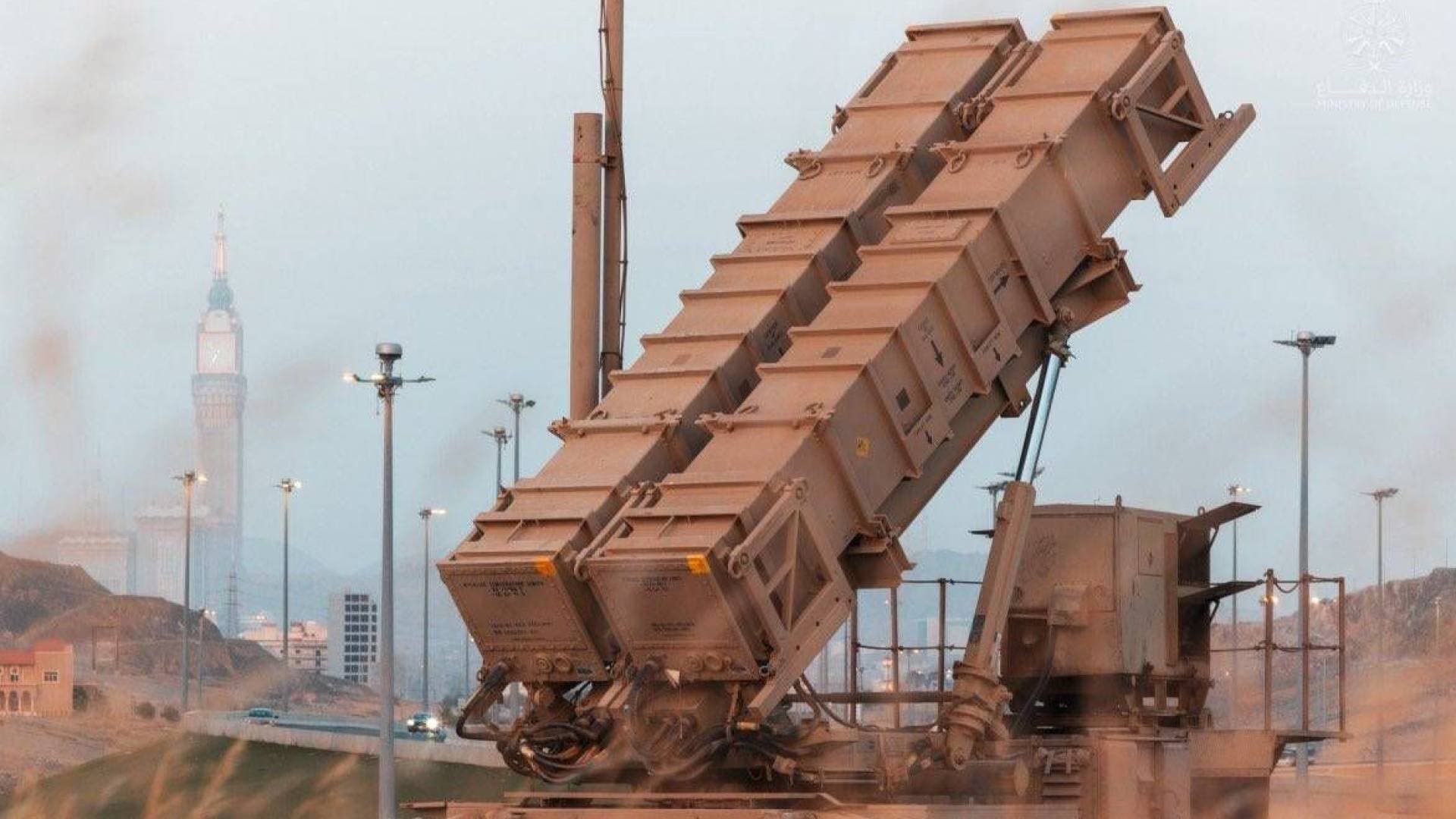 الدفاعات الجوية الإماراتية تتعامل مع عدد من الصواريخ الباليستية والجوالة والمسيرات الإيرانية