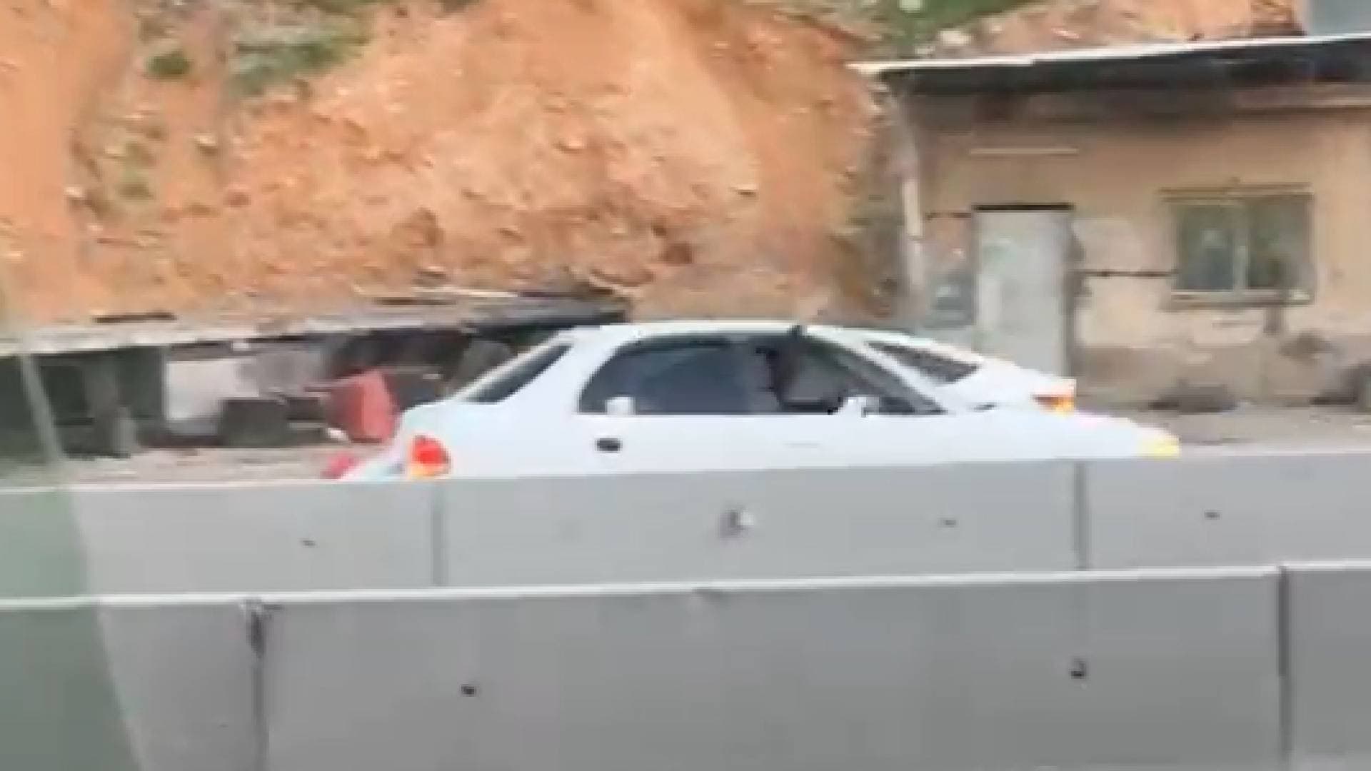 بالفيديو | "استهتار بالارواح".. مركبة تعاكس السير ضمن موكب زفاف على اوتوستراد الزرقاء