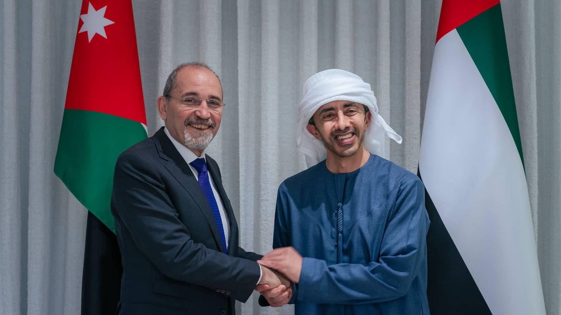 الصفدي يلتقي مع نظيره الإماراتي في العاصمة الإماراتية