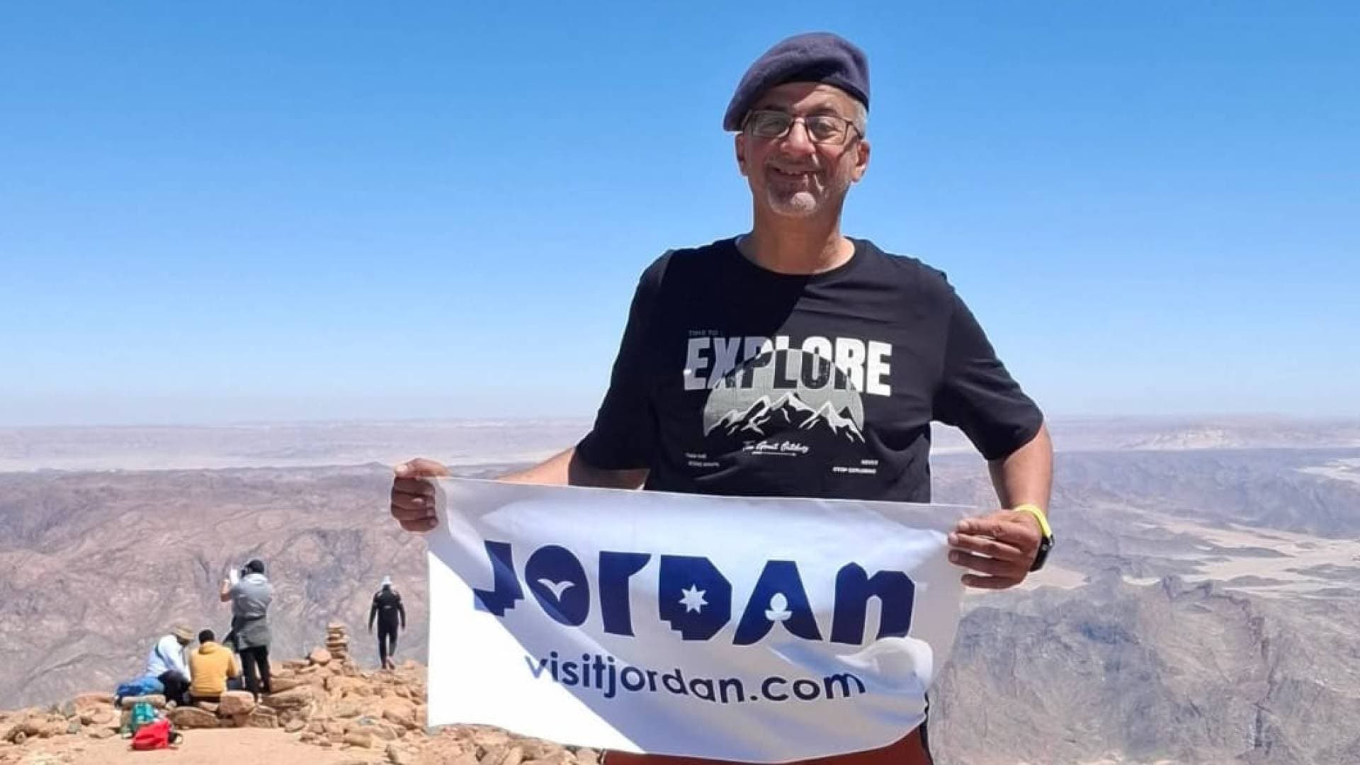 برسالة أخوة أردنية.. الرحالة عبد الرحيم العرجان يعتلي قمة "جبل سربال" في سيناء