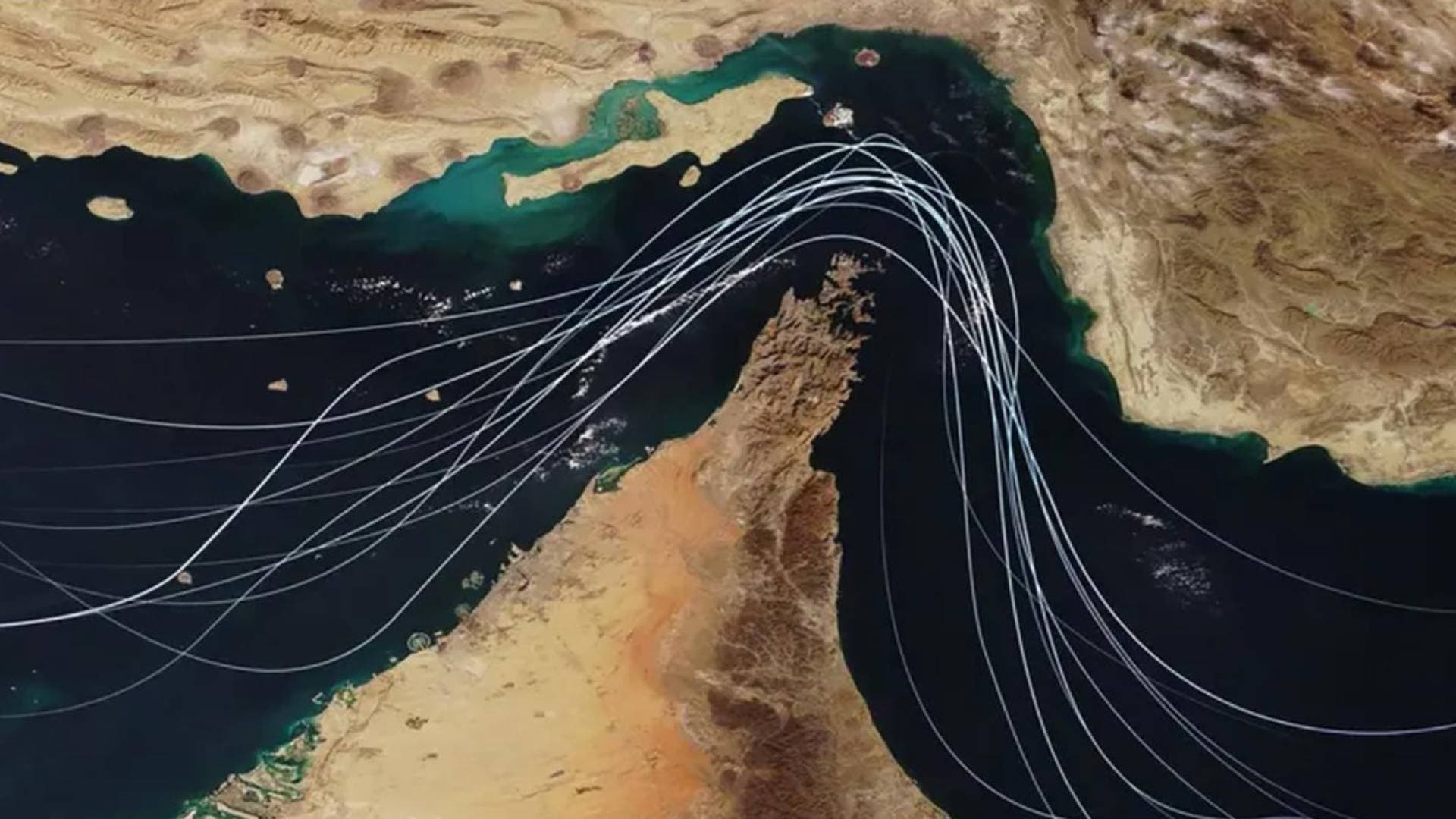 "نيويورك تايمز": 20 سفينة تجارية تعبر "هرمز" في أول أيام الحصار الأمريكي